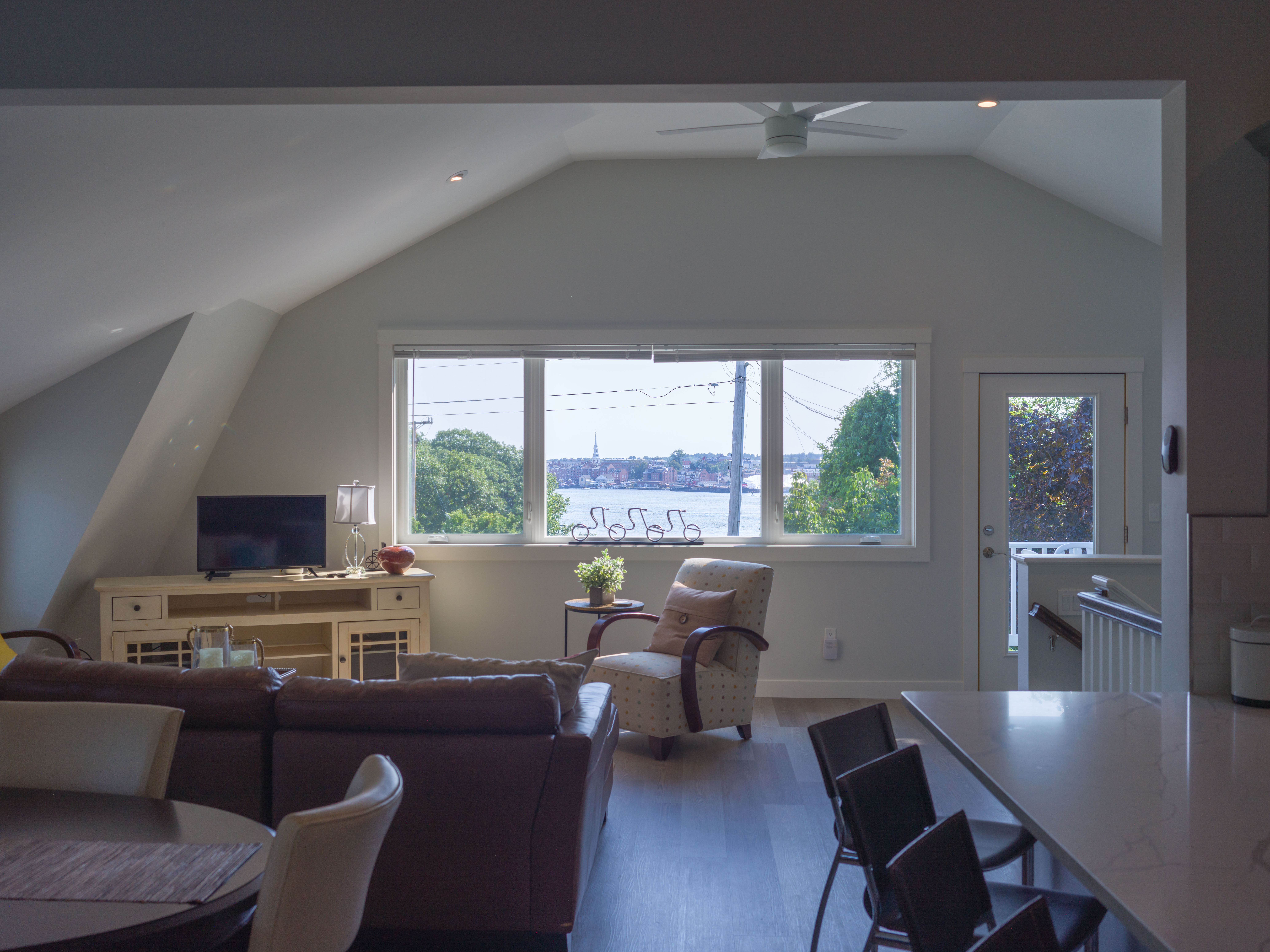 Portsmouth Skyline Views from Spacious 2-BR Unit