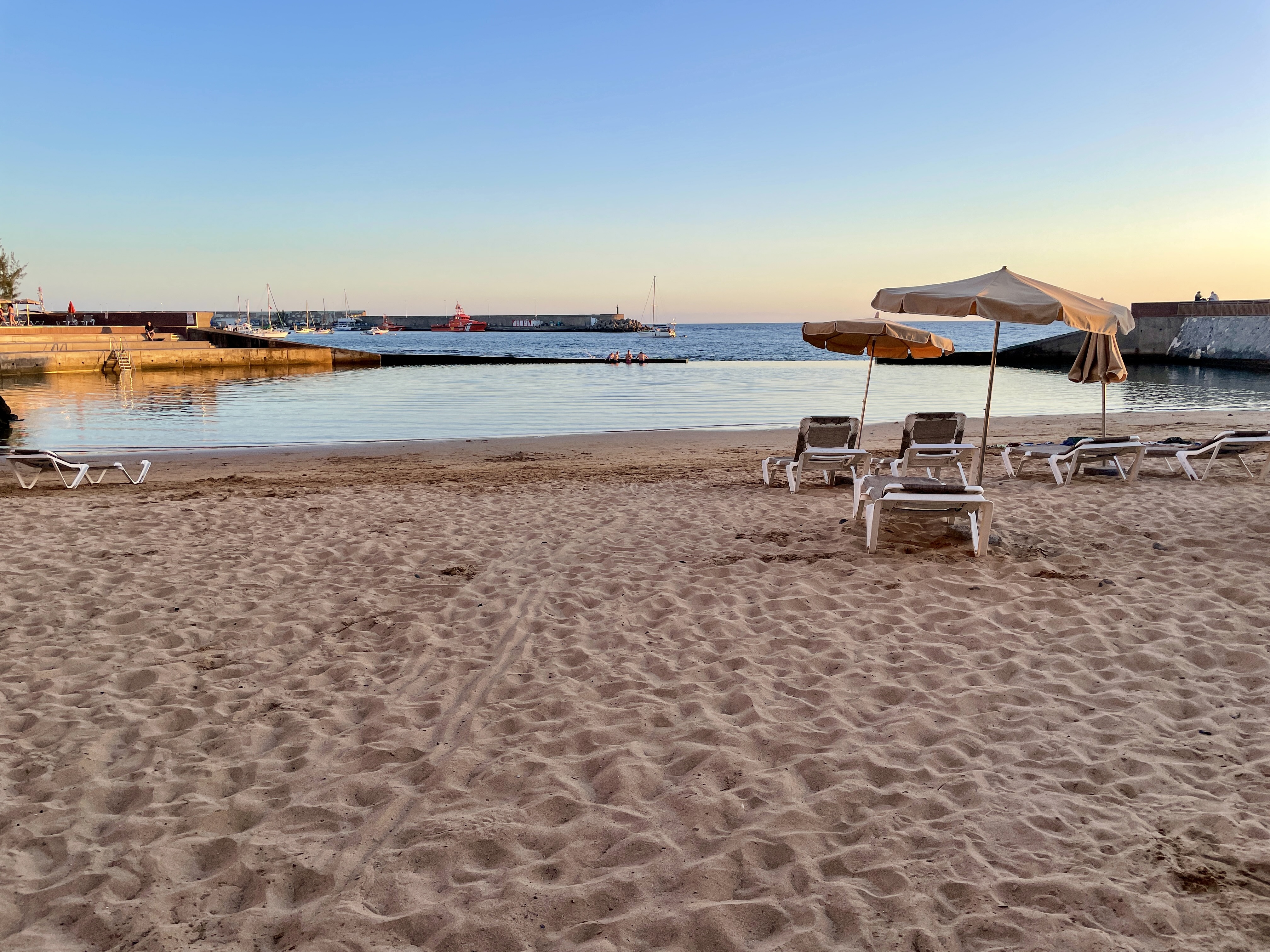 Renovated Holiday apartment, right on the beach