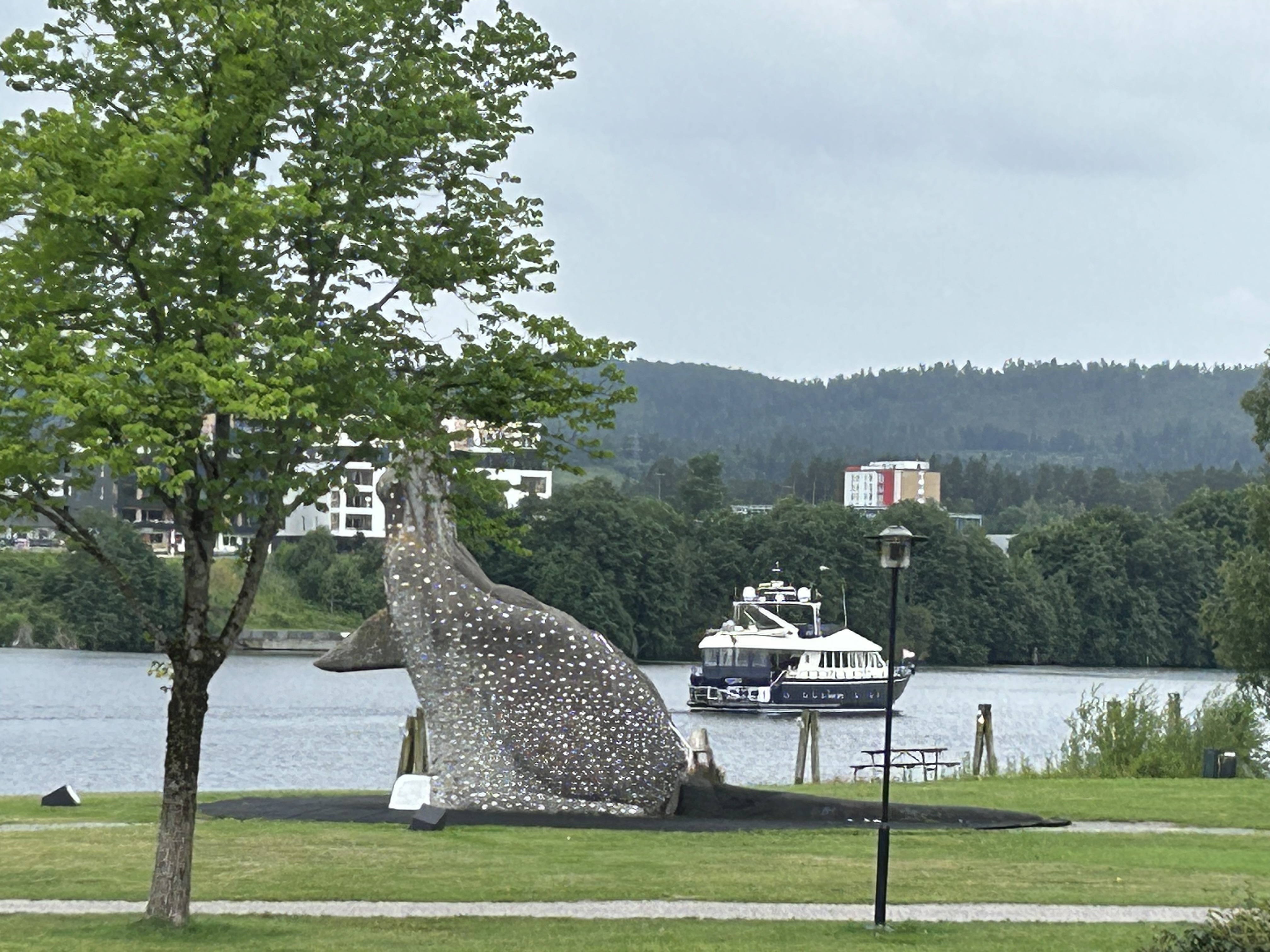 Central, modern with river panorama + free parking