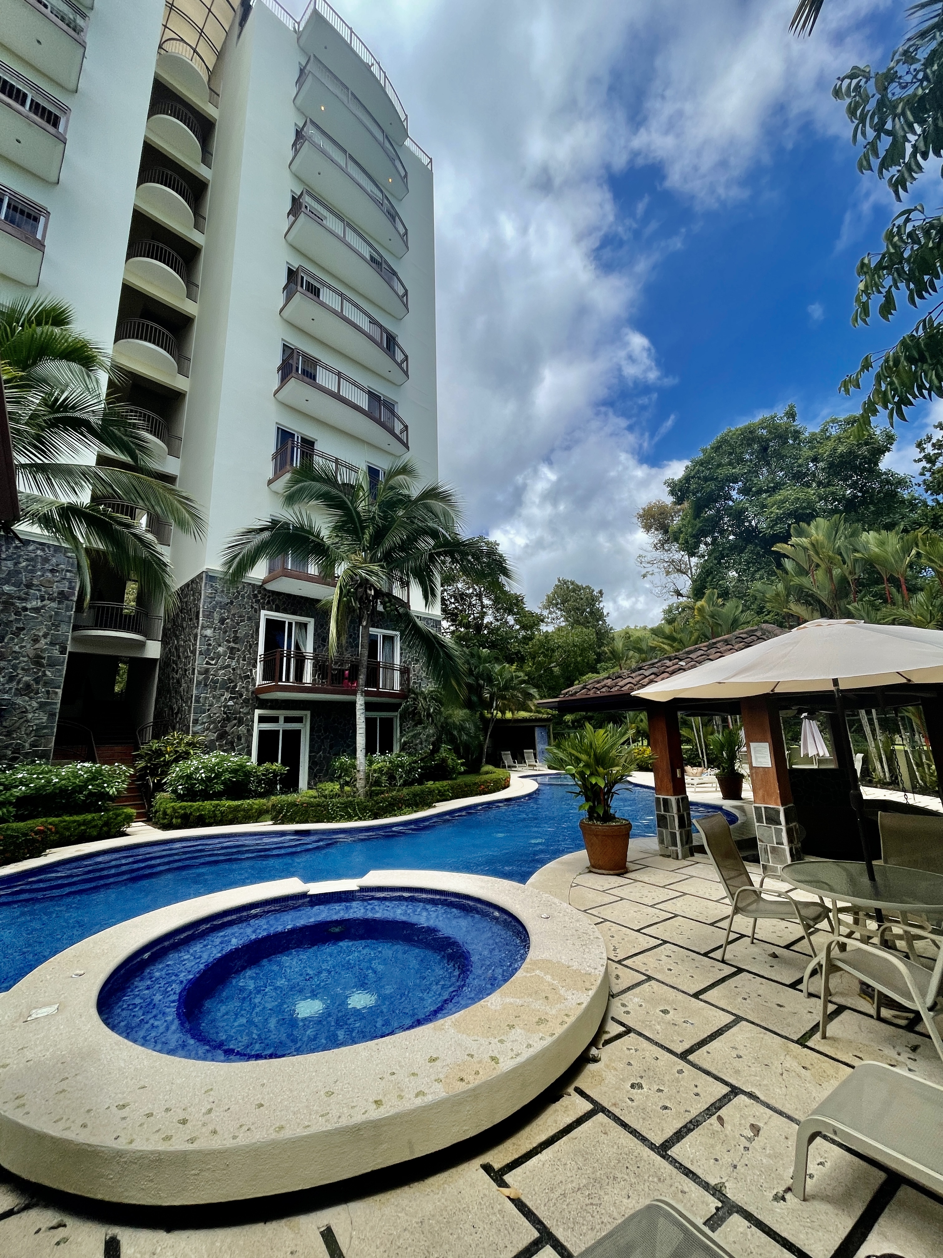 Bright Condo with great Pool!