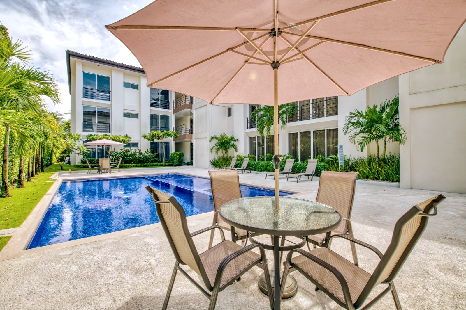 La Estancia La Floresta Luxurious Condominium BBQ