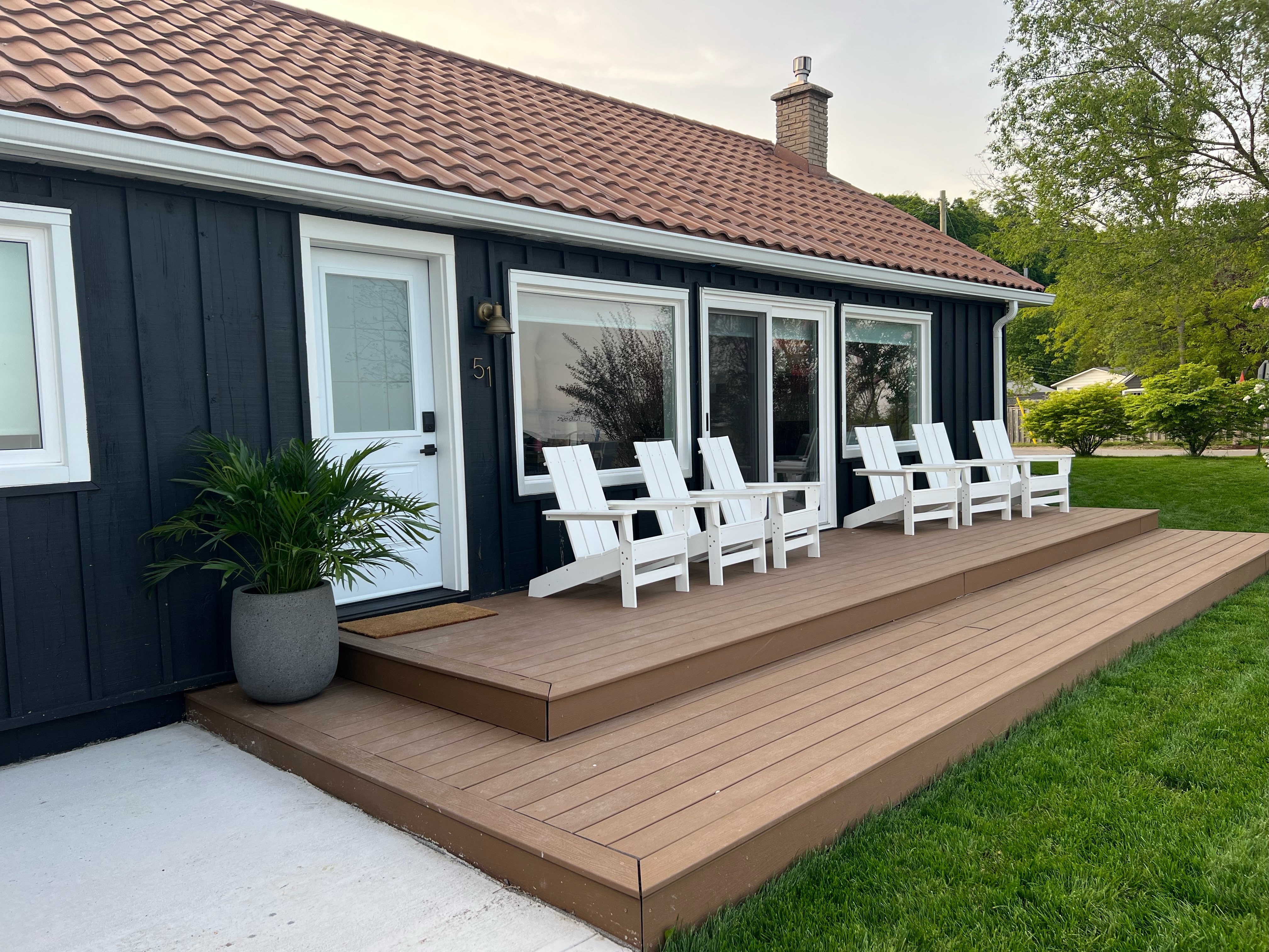 Chic Lake Front Cottage on Cedar