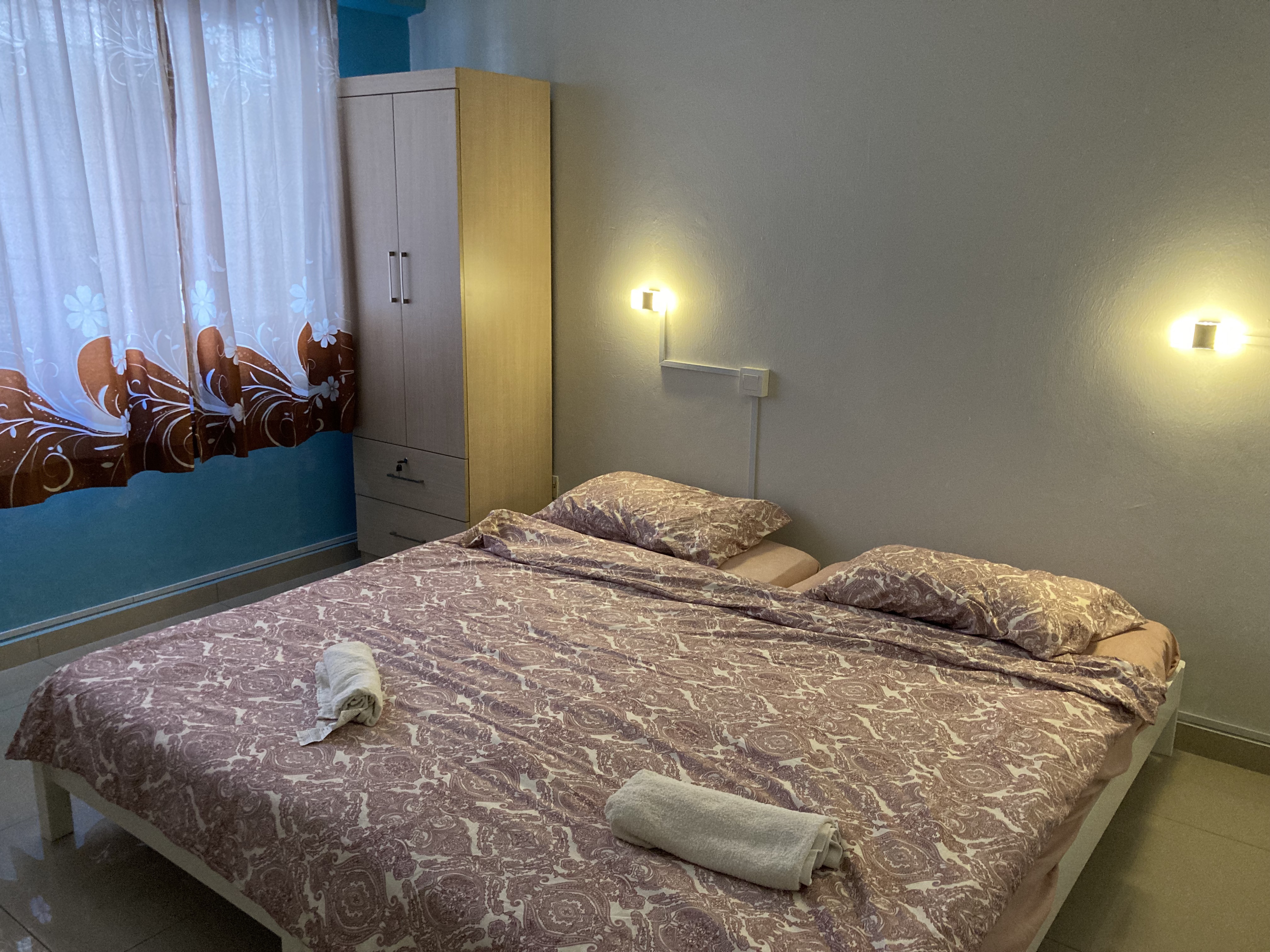 Lovely Bedroom in Town Area