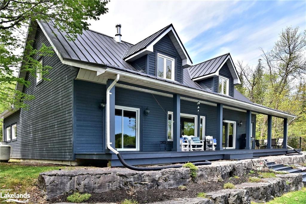 Spacious 5 bedroom lakefront cottage