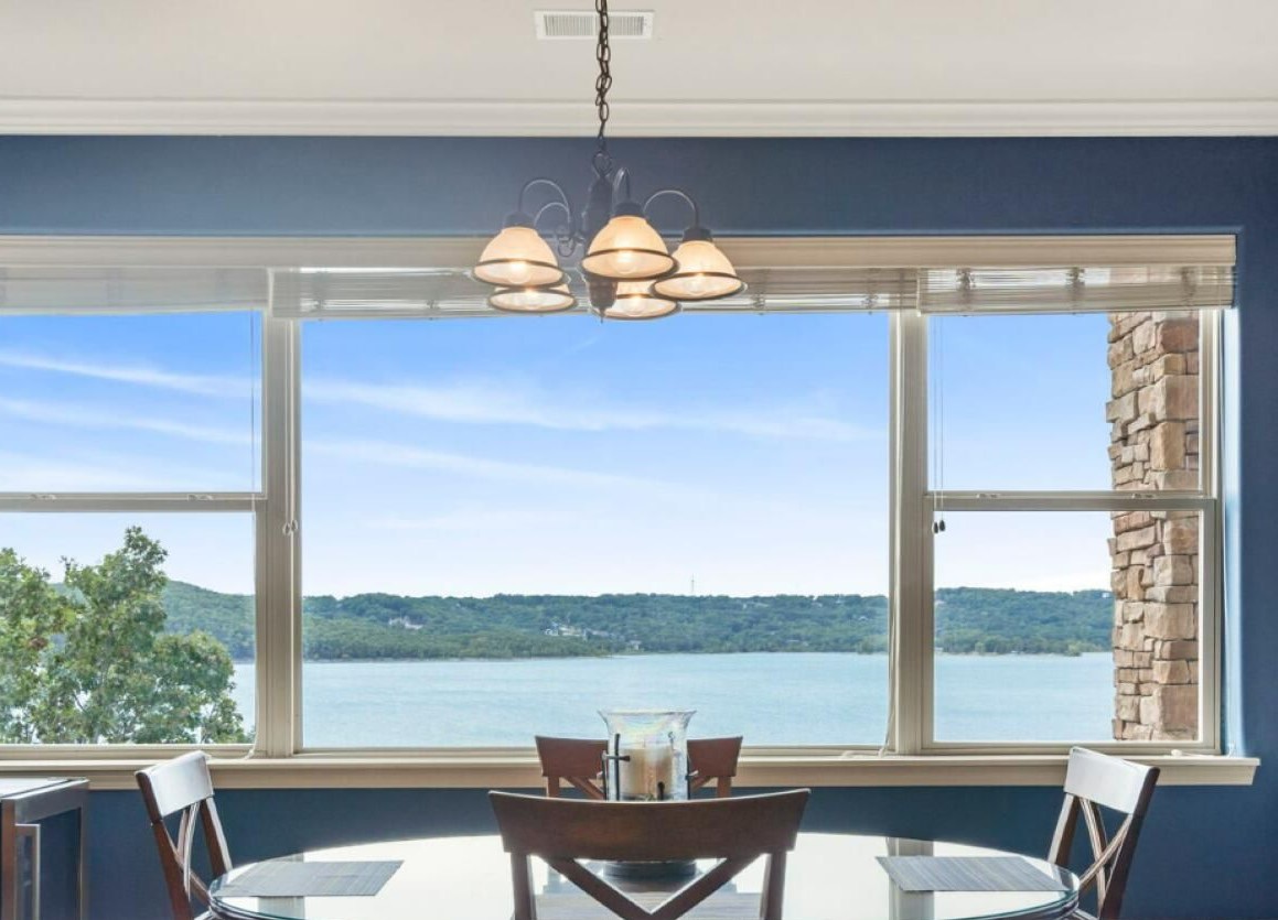Lakefront condo and close to Branson attractions!