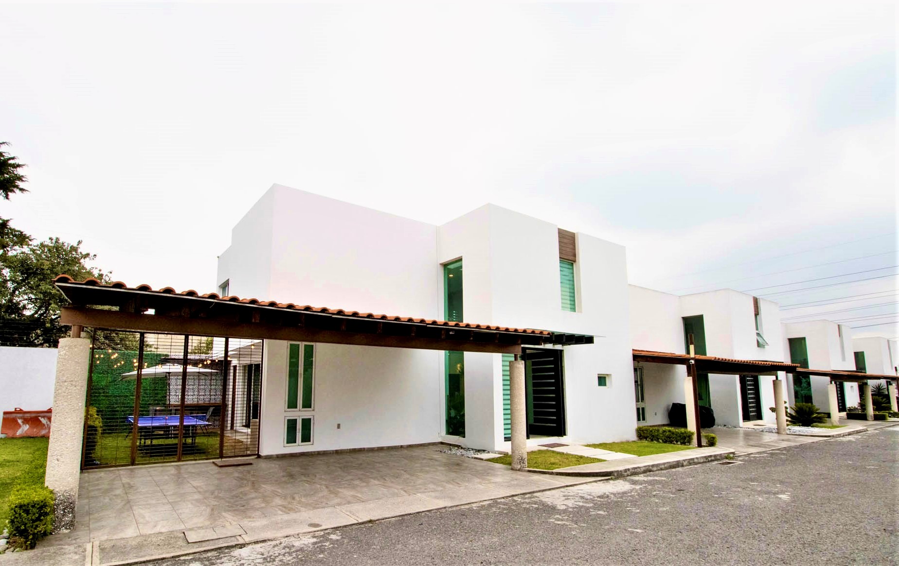 Residential house with garden, spacious, and comfortable!