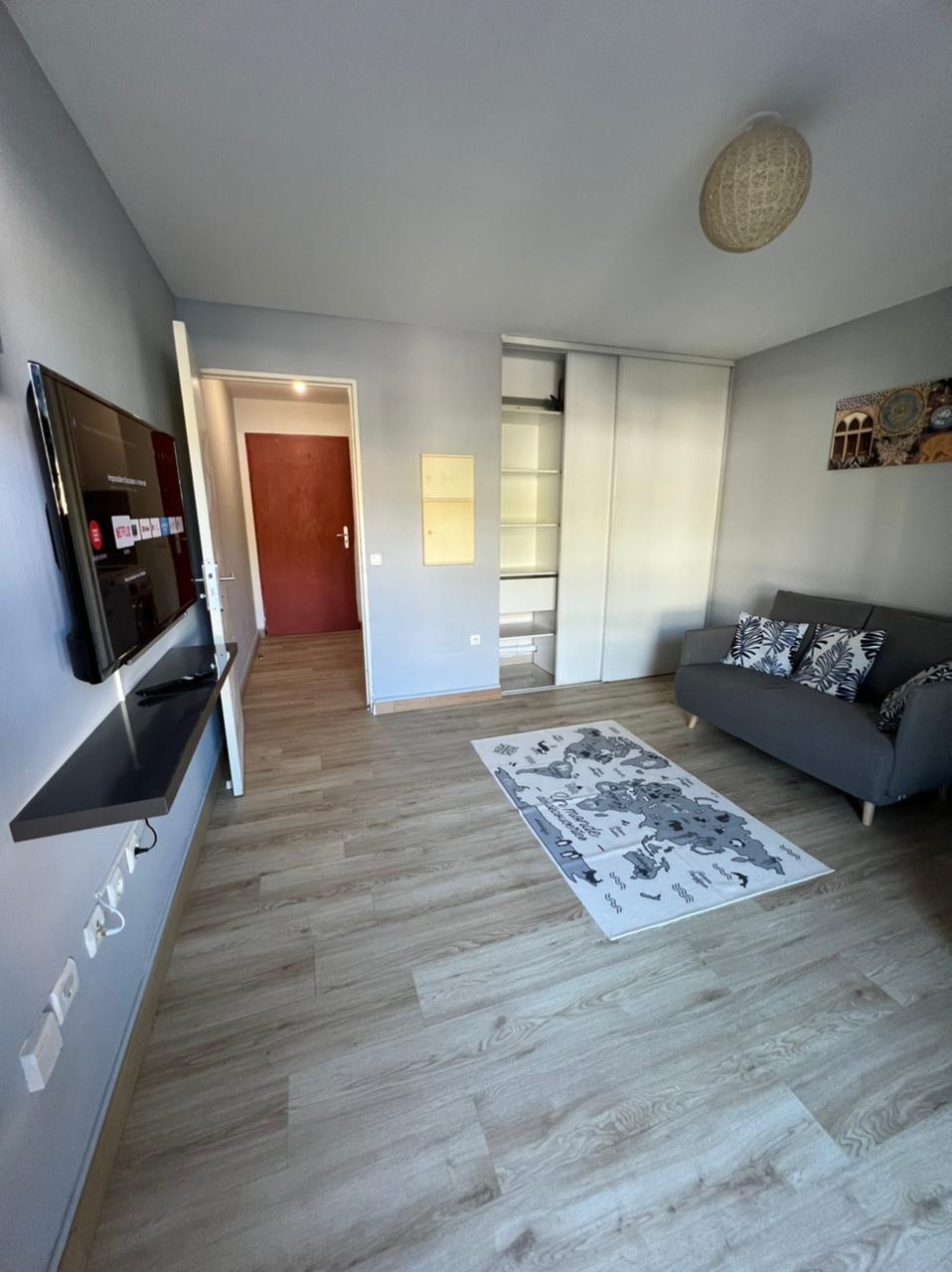 Estudio 24m2. Cerca del aeropuerto. Departamentos en renta en Saint