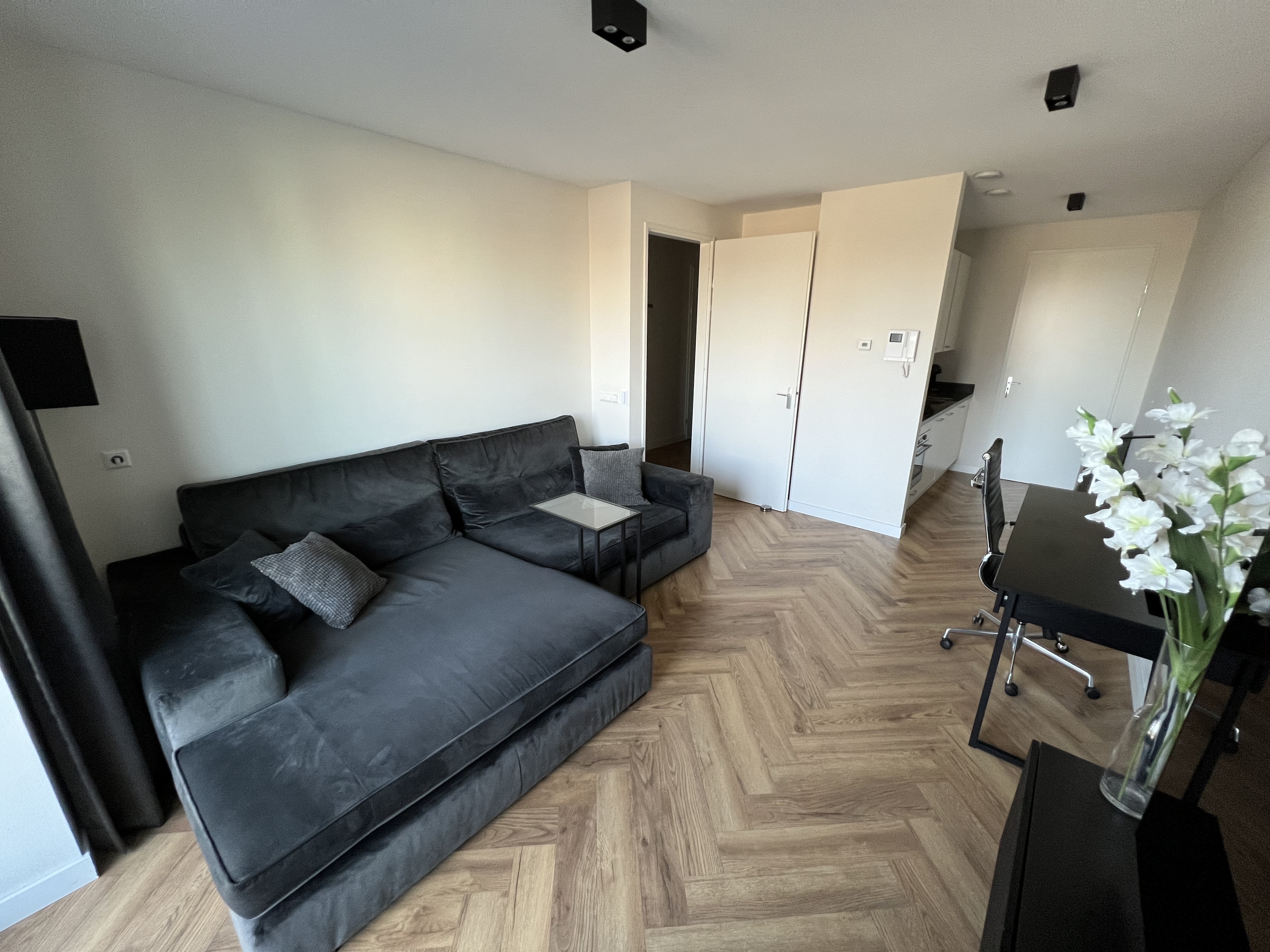 Modern flat overlooking the canal โ Amsterdam stay