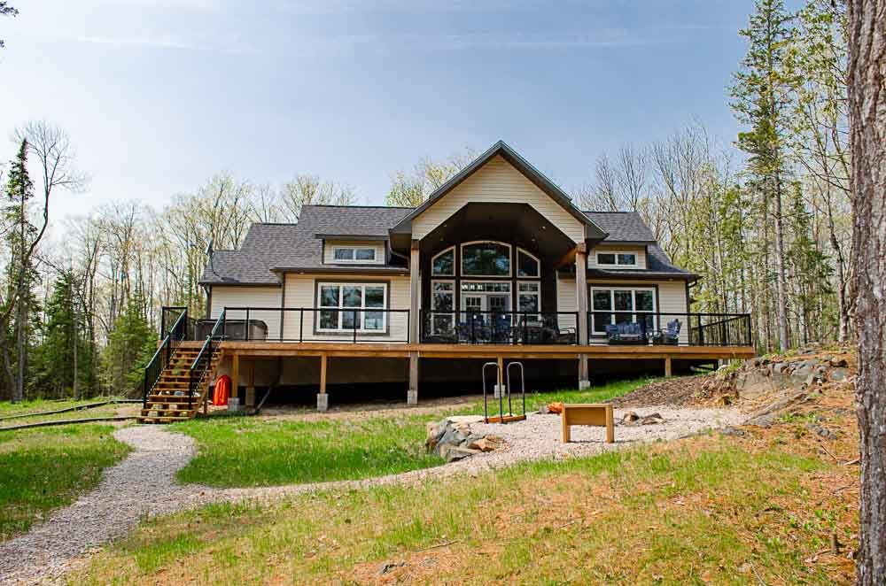 Luxury Waterfront Cottage! w/ A/C, WiFi, Hot Tub!
