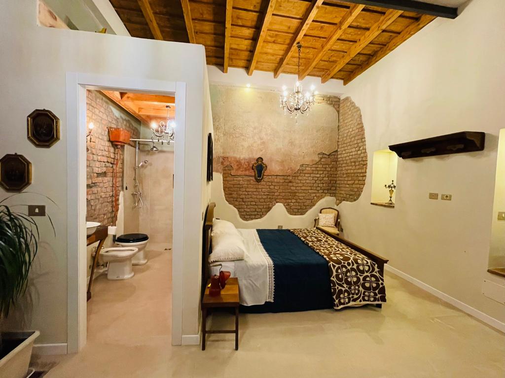 Independent room near Rho station