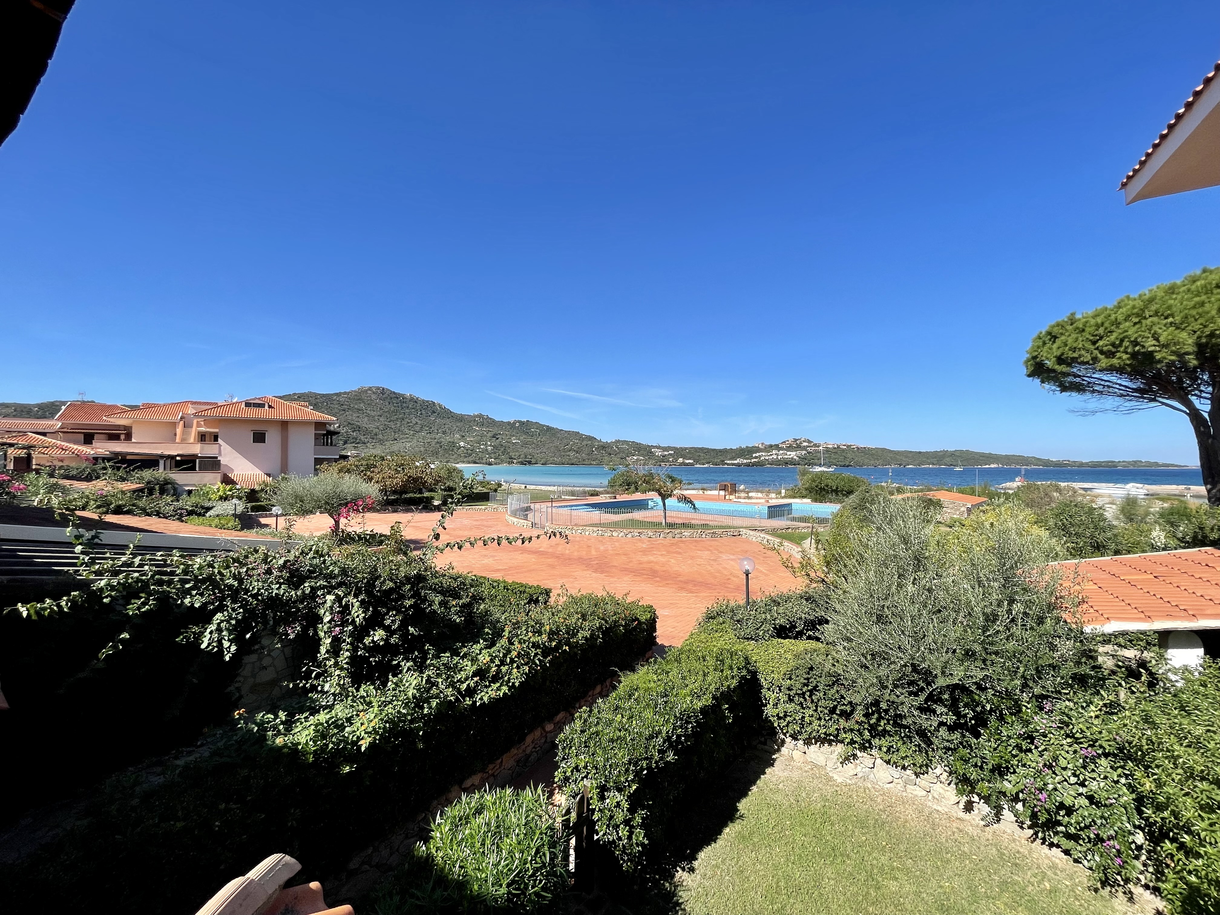 Beautiful sea view with direct access to the beach