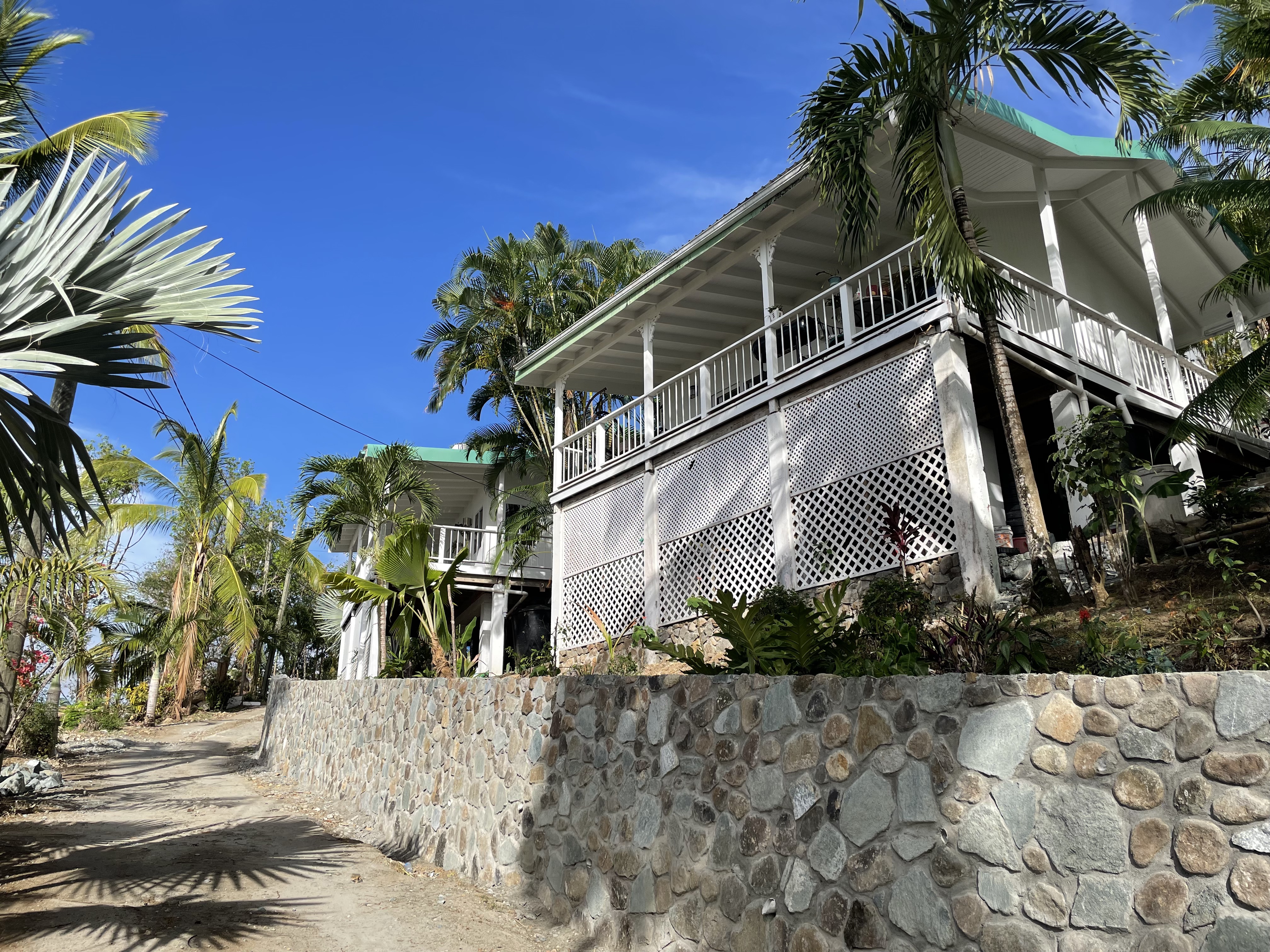 Modern 1 bed guesthouse with pool and ocean view!