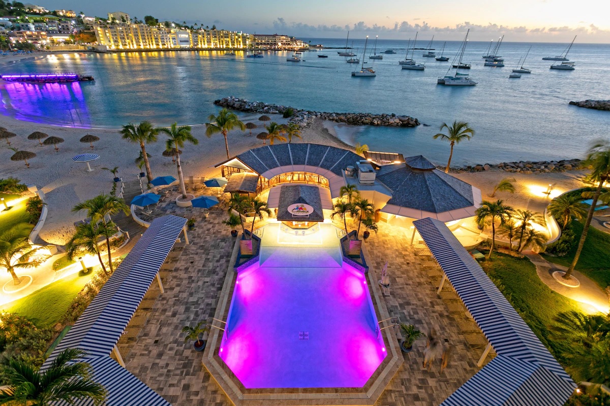 Caribbean Retreat: 2BR Ocean View in Sint Maart