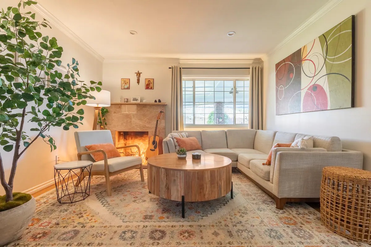 Spacious Mid Century Modern Bright A/C Available