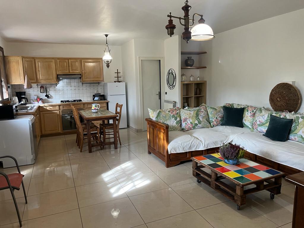 Cozy independent apartment with master suite