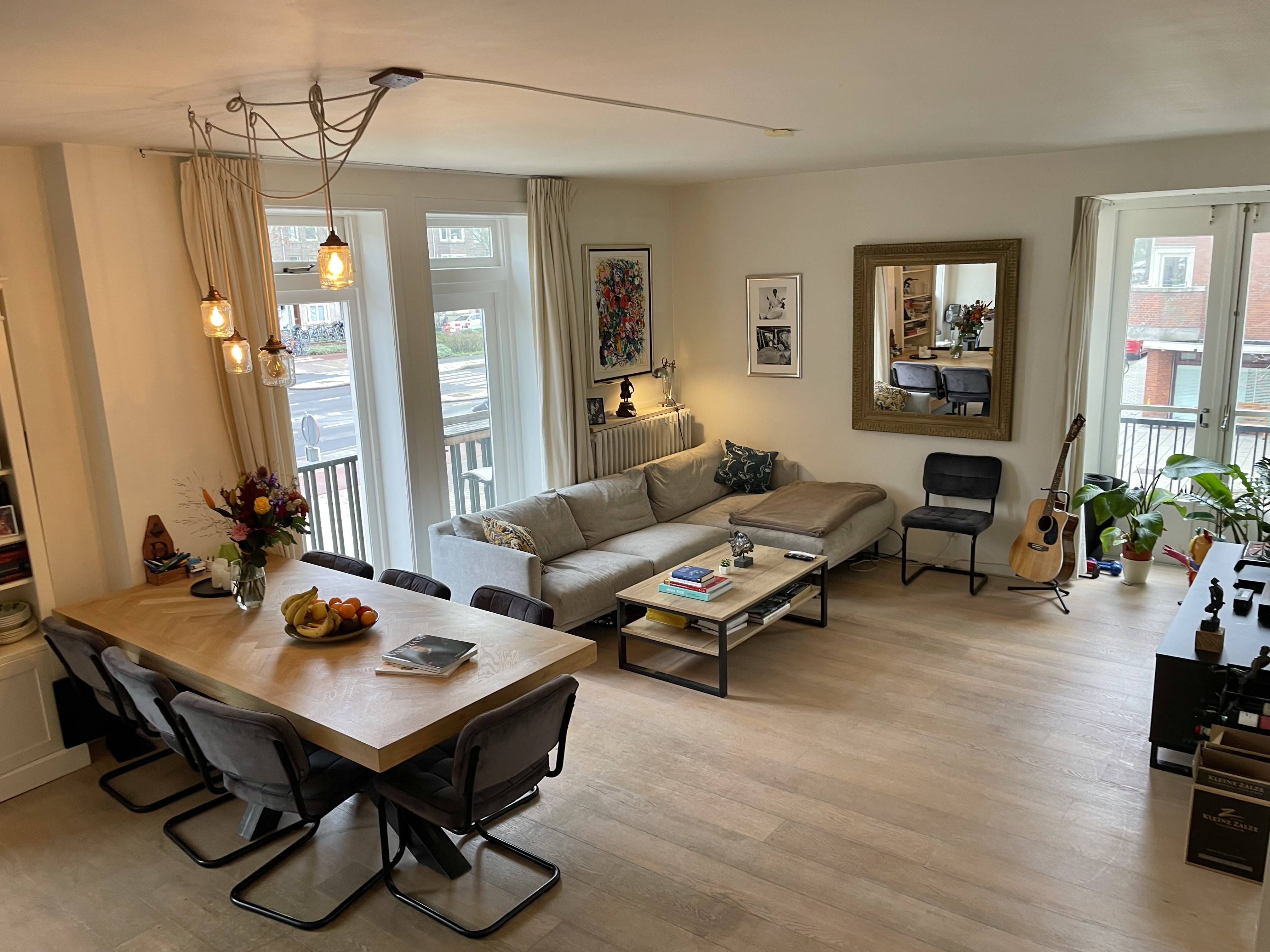 Spacious 2 BR appartment with wrap-around balcony โ Amsterdam stay