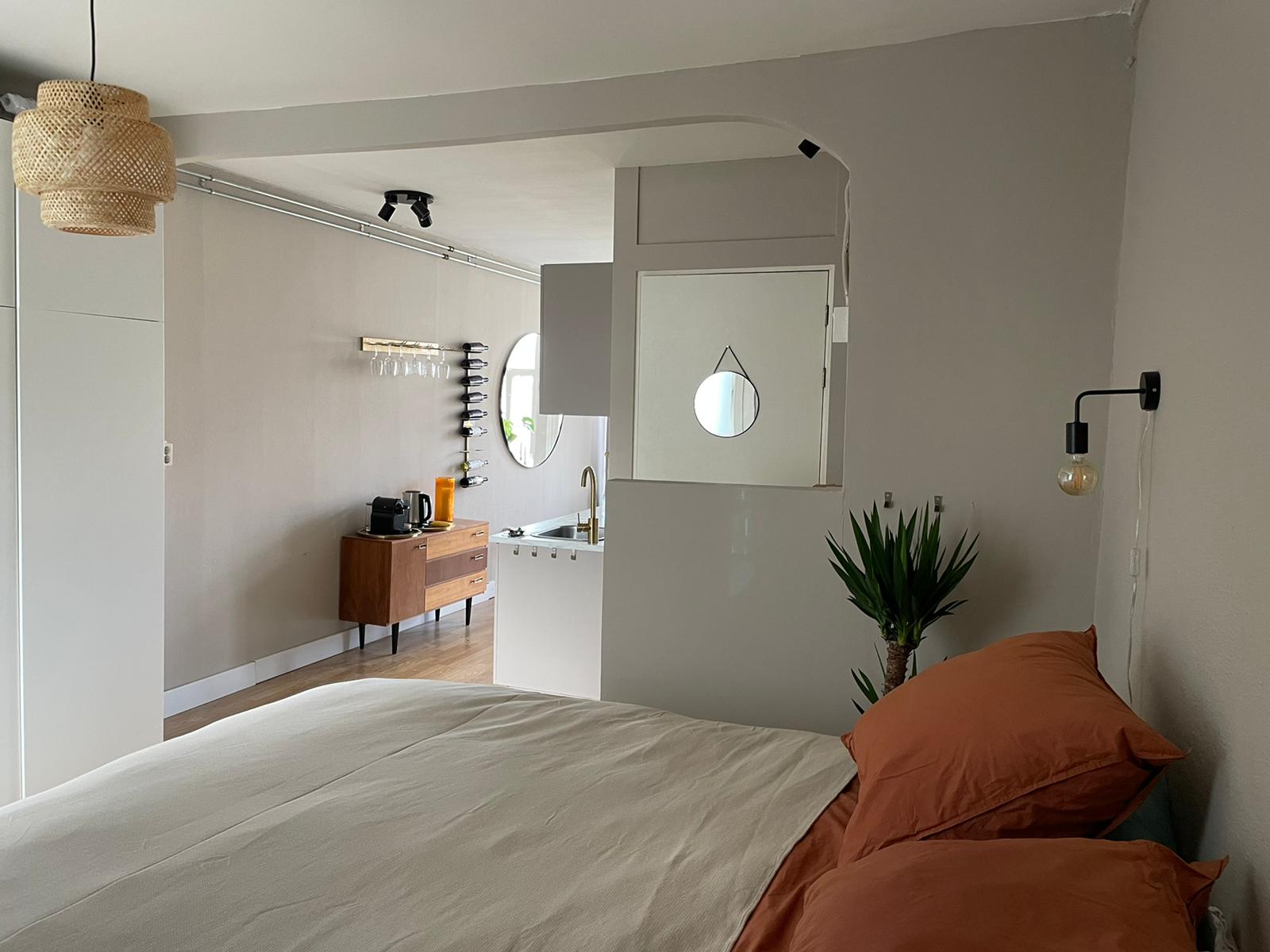 Romantic hidden gem (studio) overlooking canal โ Amsterdam stay
