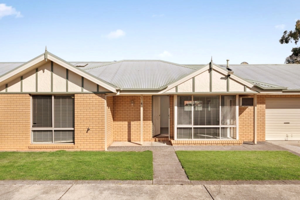 Lovely central 2 BR townhouse with carpark & patio