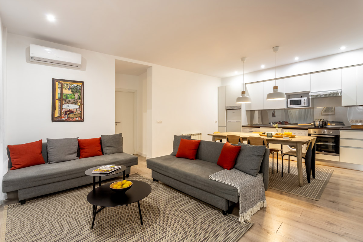 Calle Mayor, central, bright & spacious, AC, WiFi.