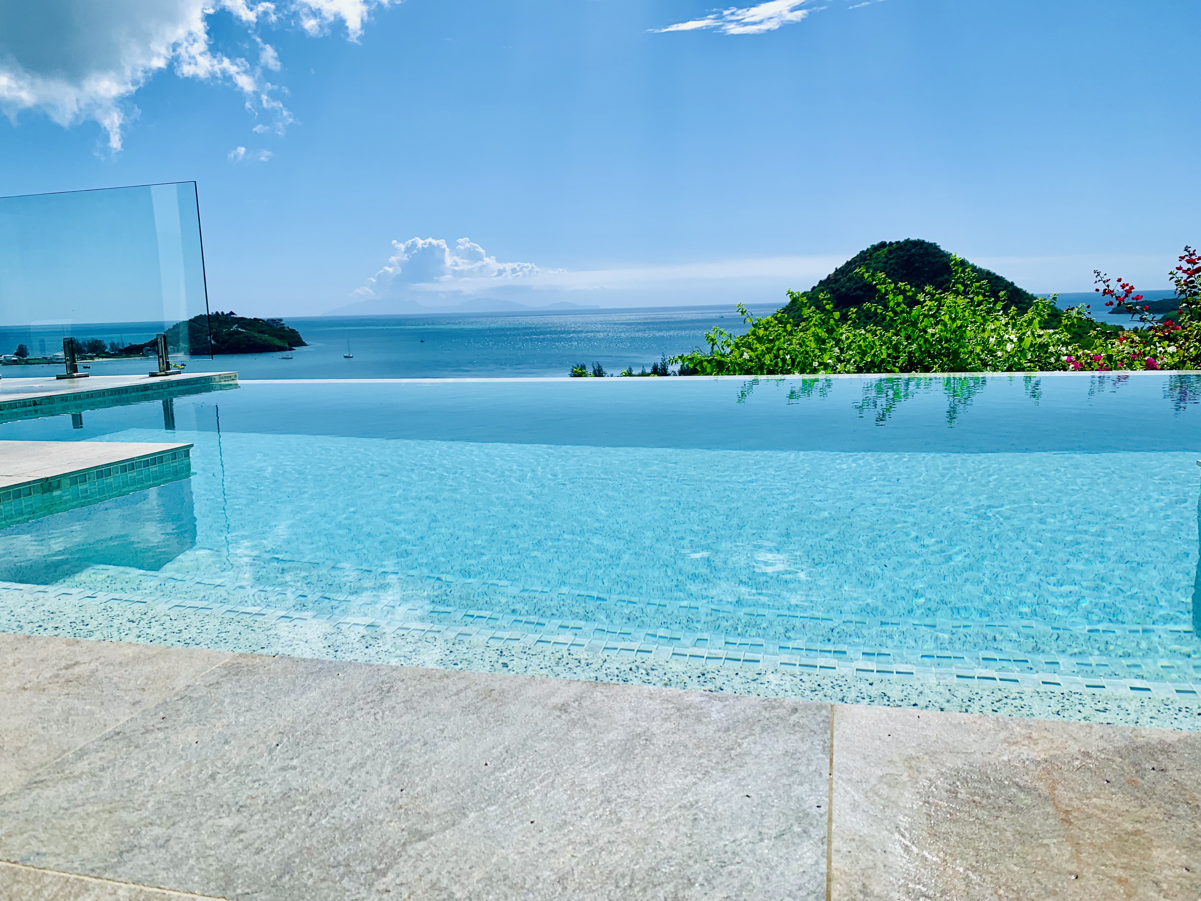 Luxe Sea View & Infinity Pool. 10min walk to beach