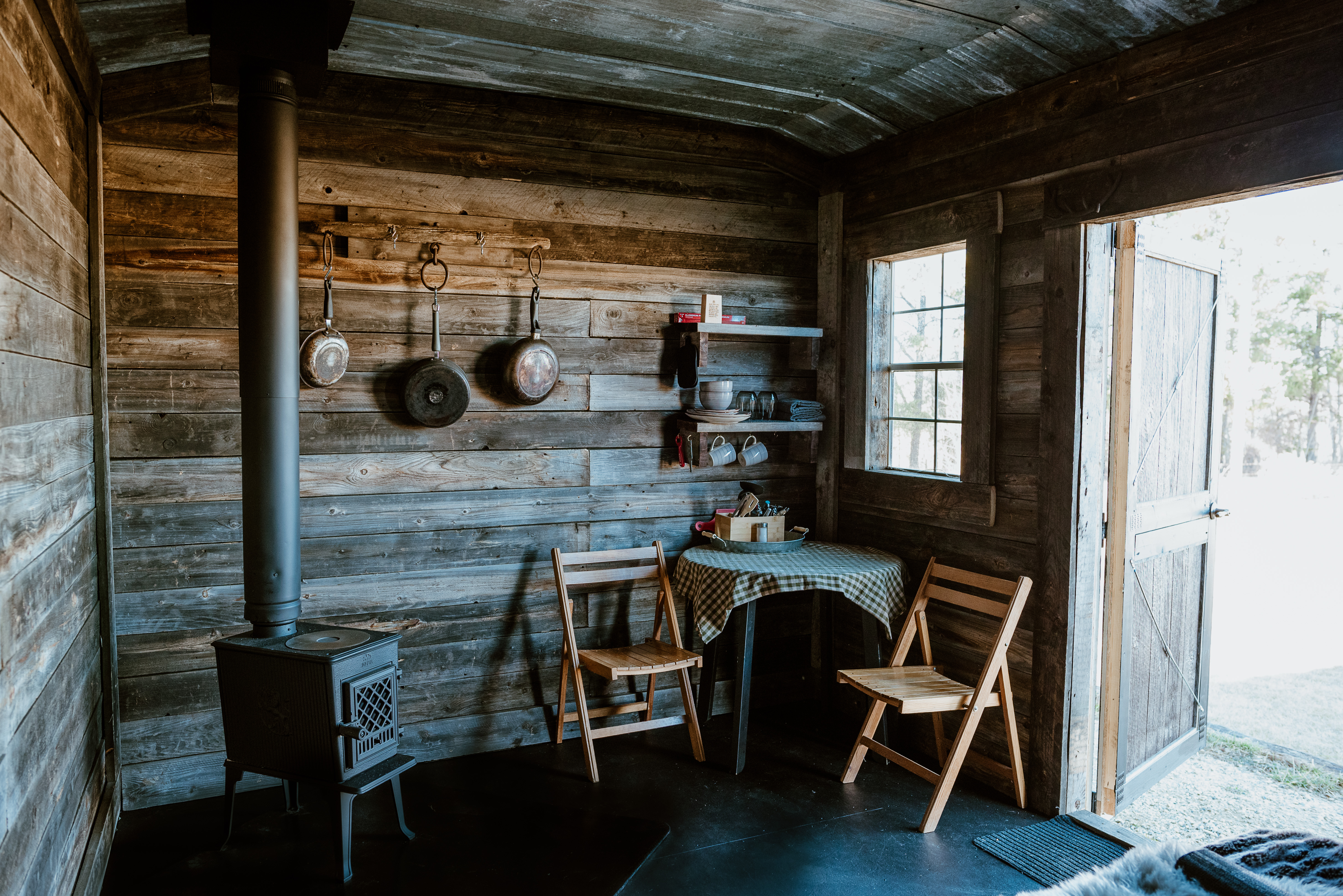 Romantic off-grid cabin with wood stove for 2 or 1