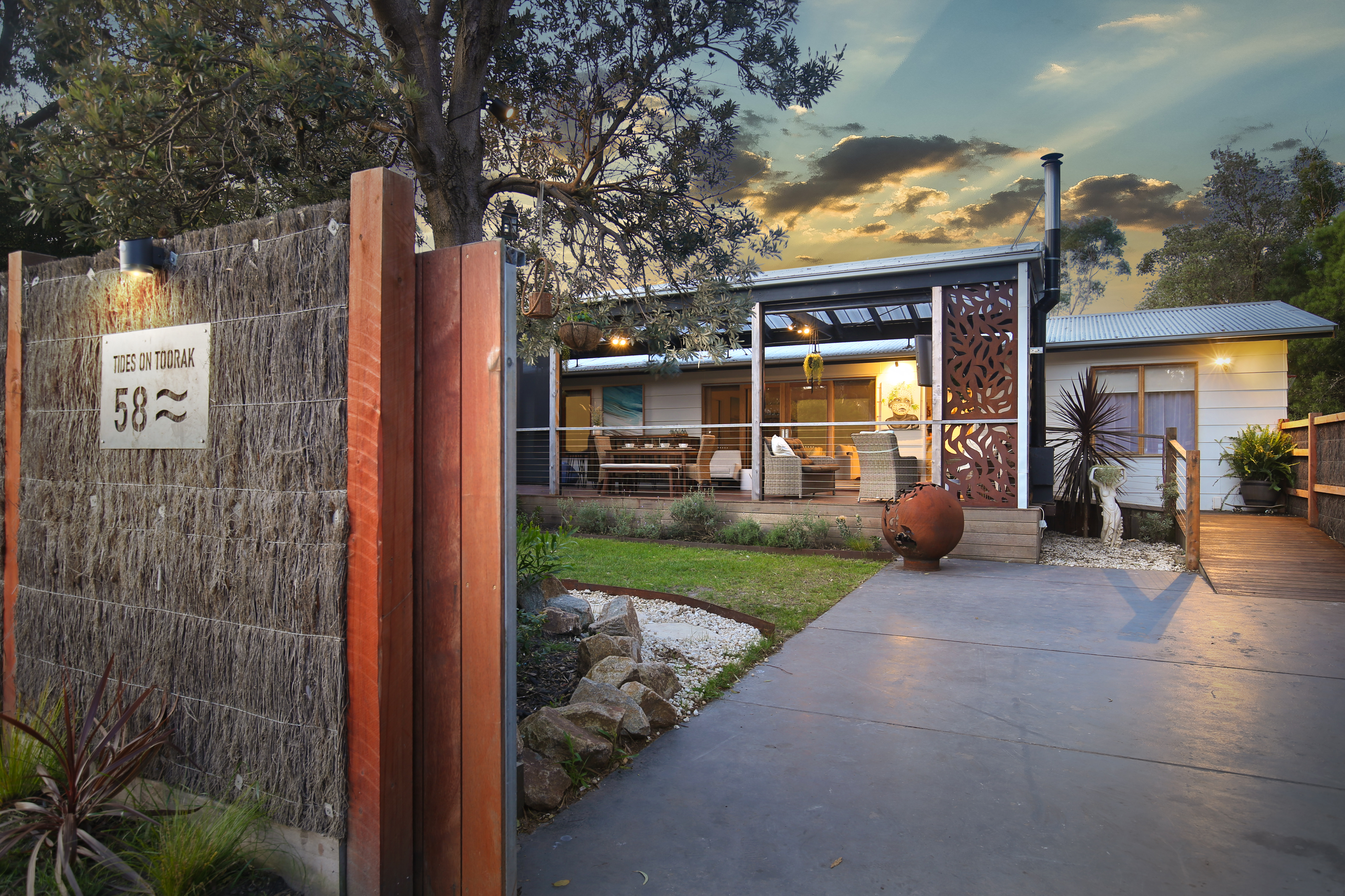 'Tides on Toorak' - Enormous Entertainment Area!