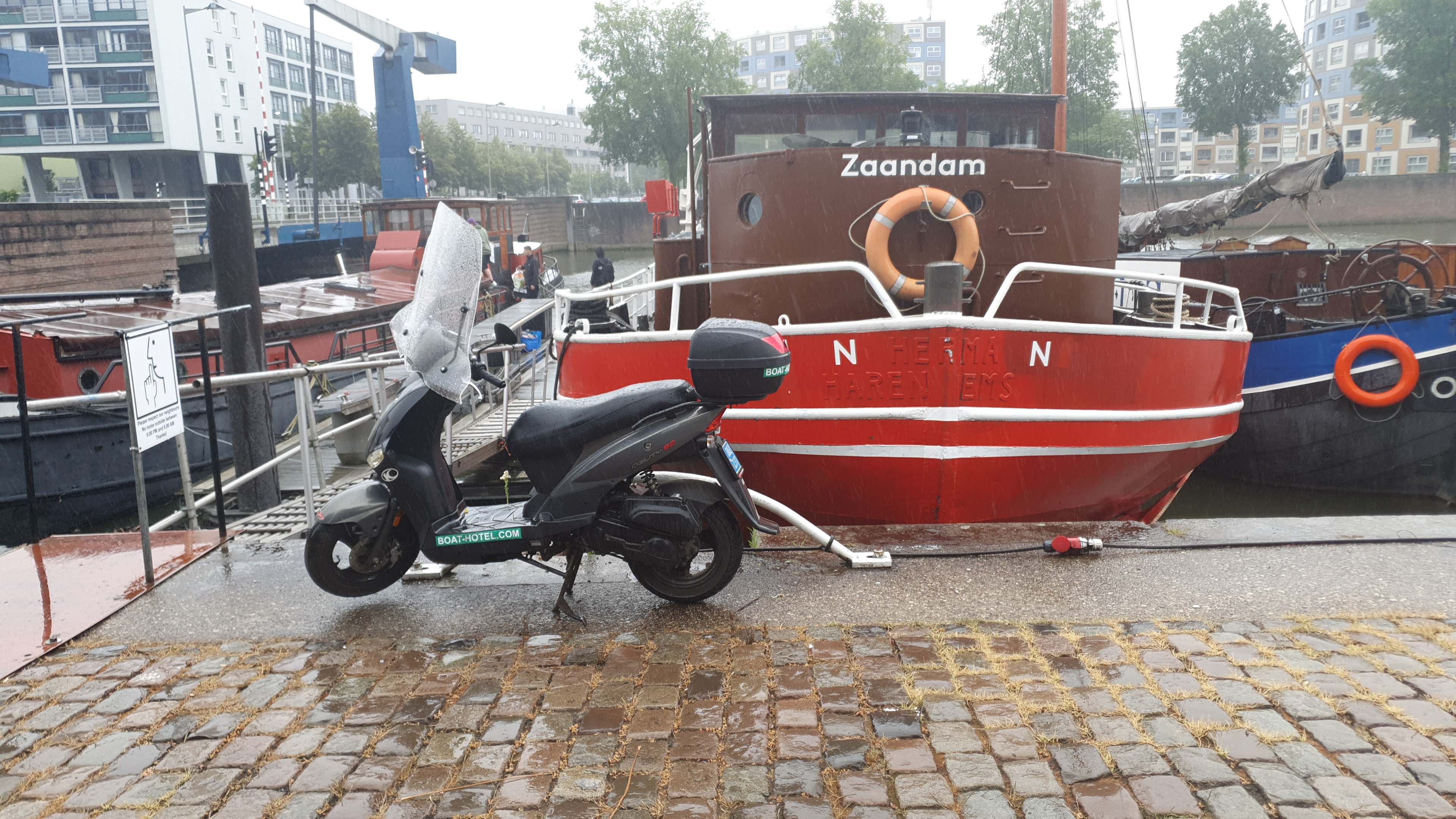 Boat-hotel boot 6, Rotterdam city center — Rotterdam stay