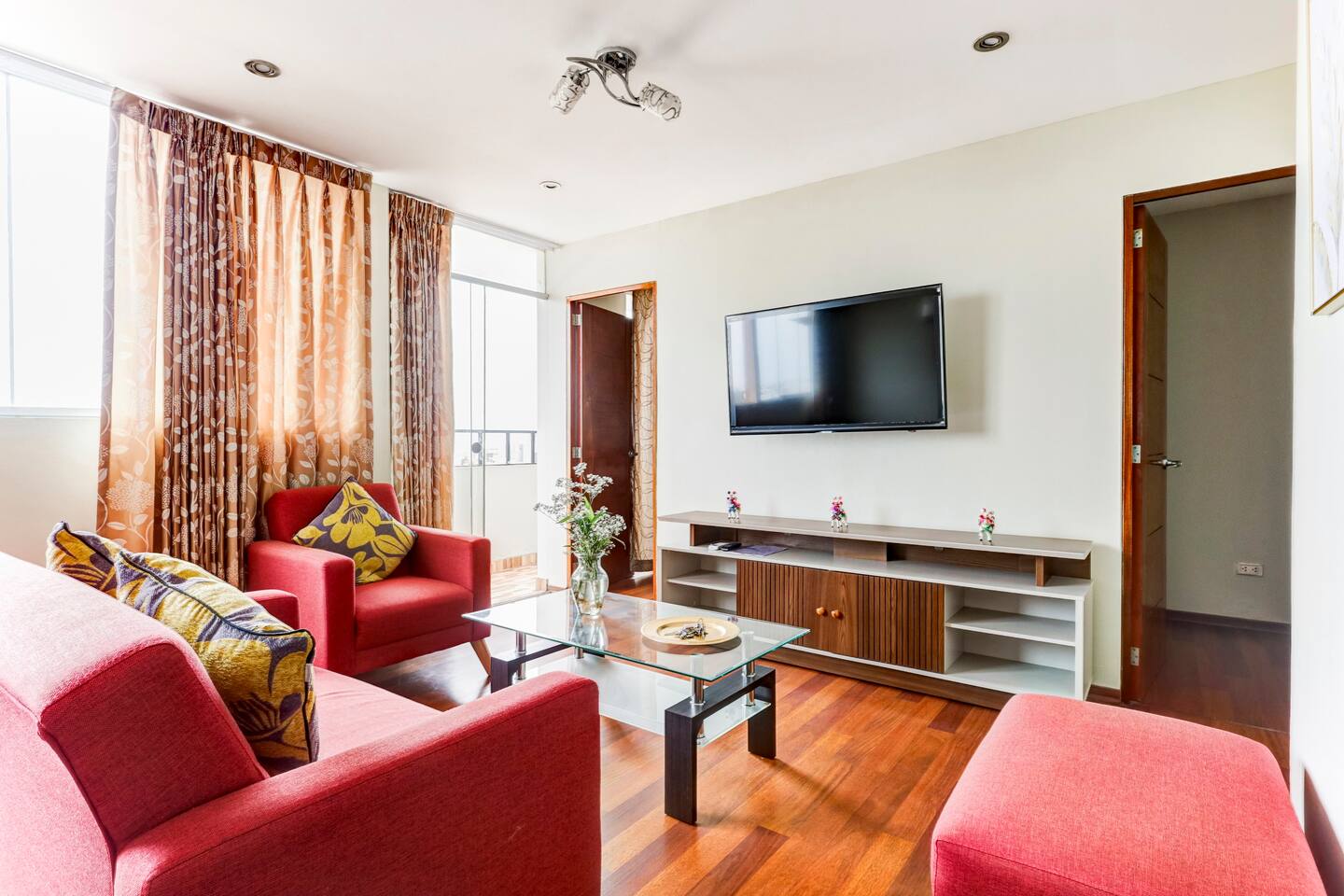 Spacious, cozy apt with balcony 15 min airport