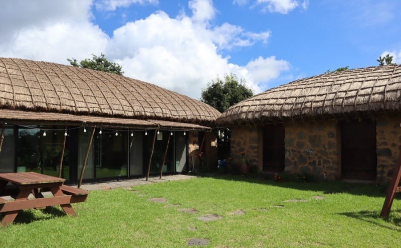 Choga Garden [Old Chogadalbang], Jeju Island Thatched House Private House, 2 rooms, up to 4 people, Dogs allowed
