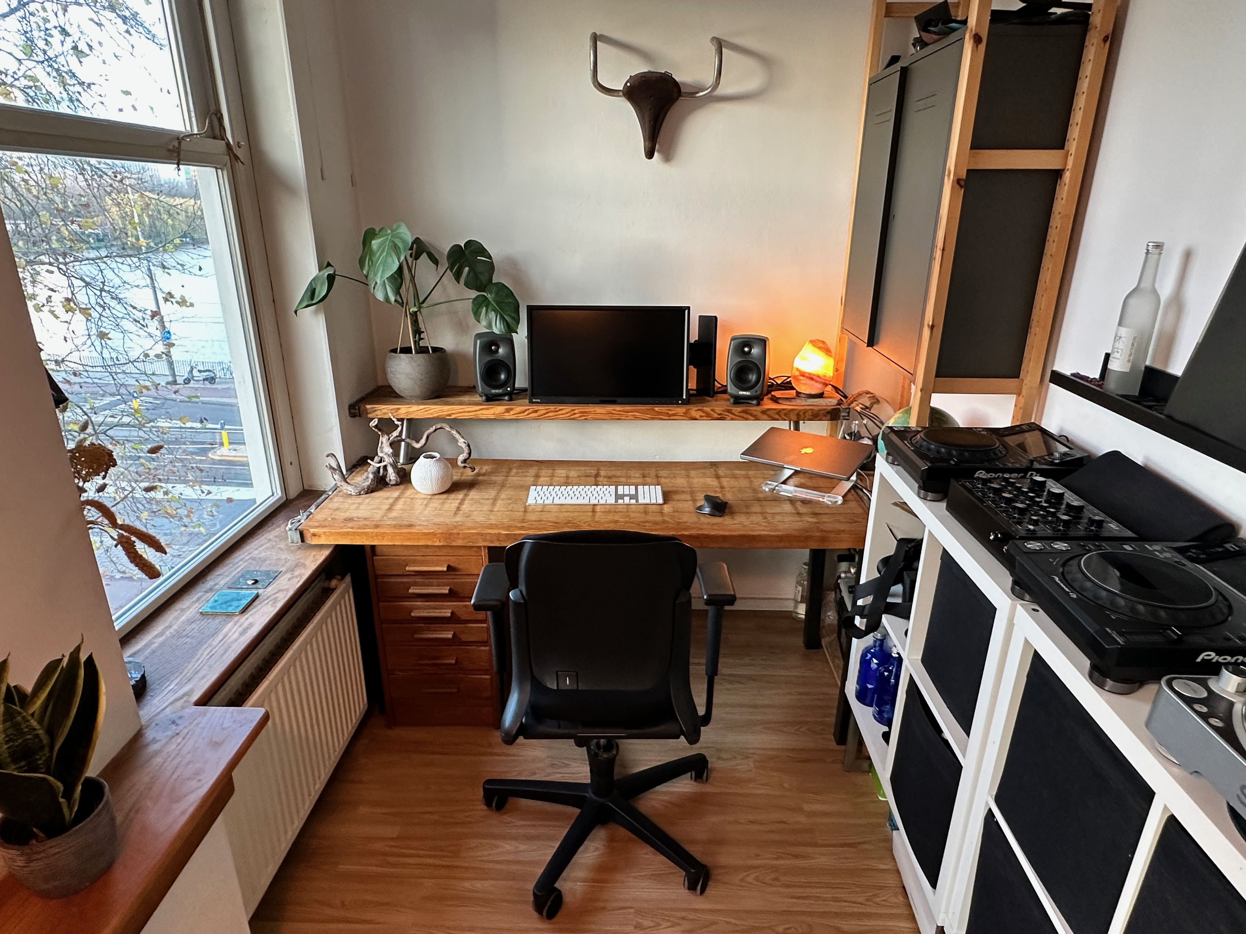 Cozy design apartment on green canal — Amsterdam stay