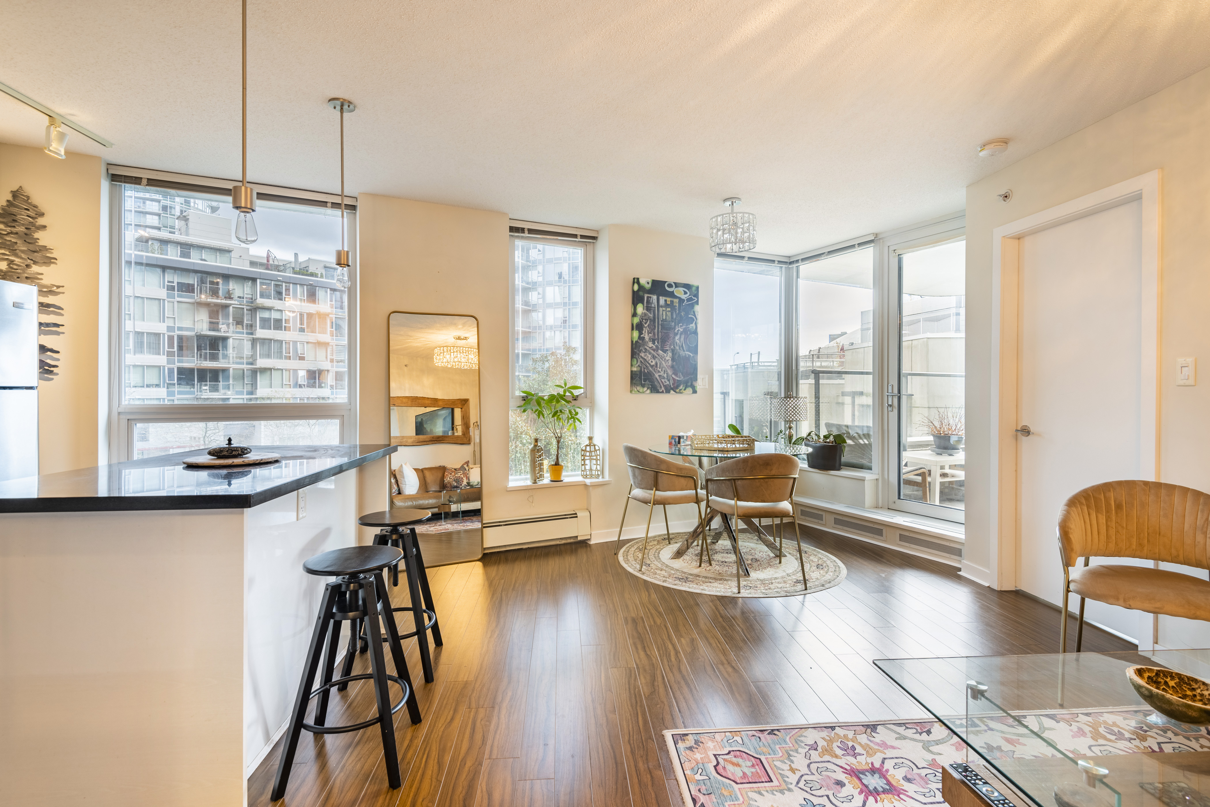 Premium Downtown with Gym, Pool, Hot Tub, Sauna