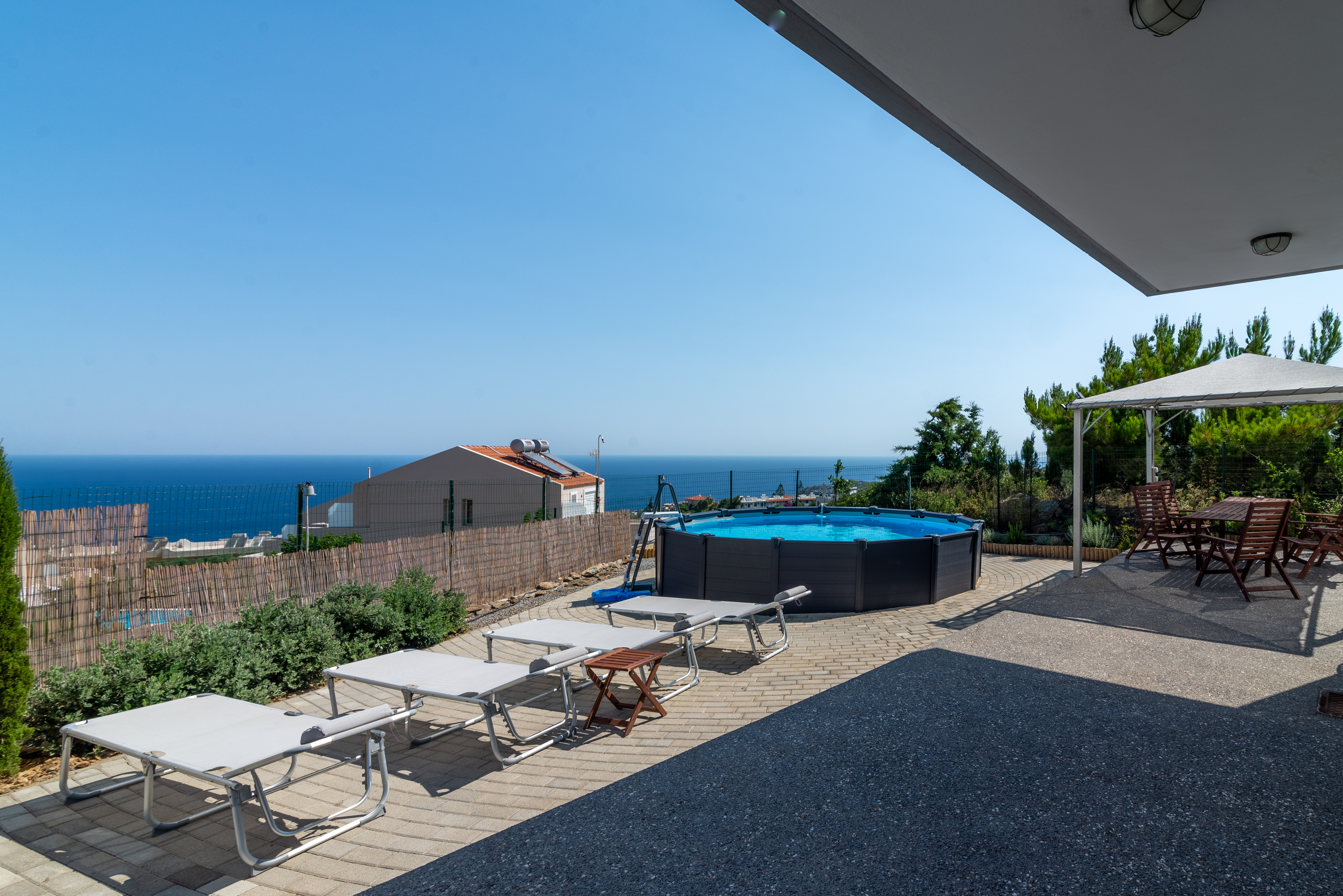 Villa Hive, sea view maisonette with pool