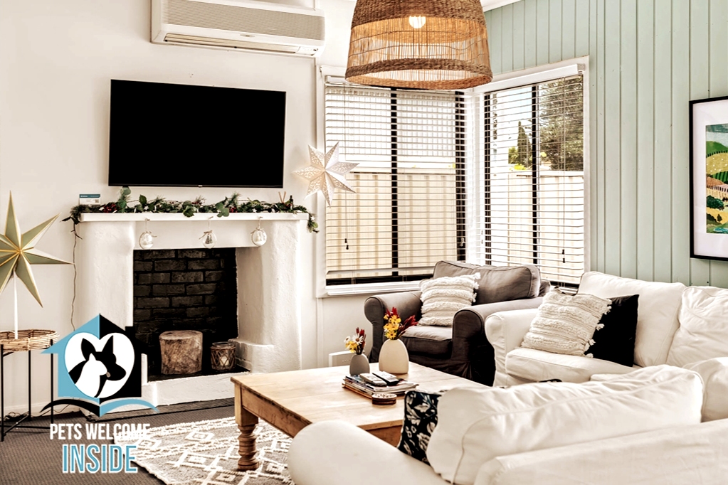 Gorgeous Renovated Cottage in Heart of Victor