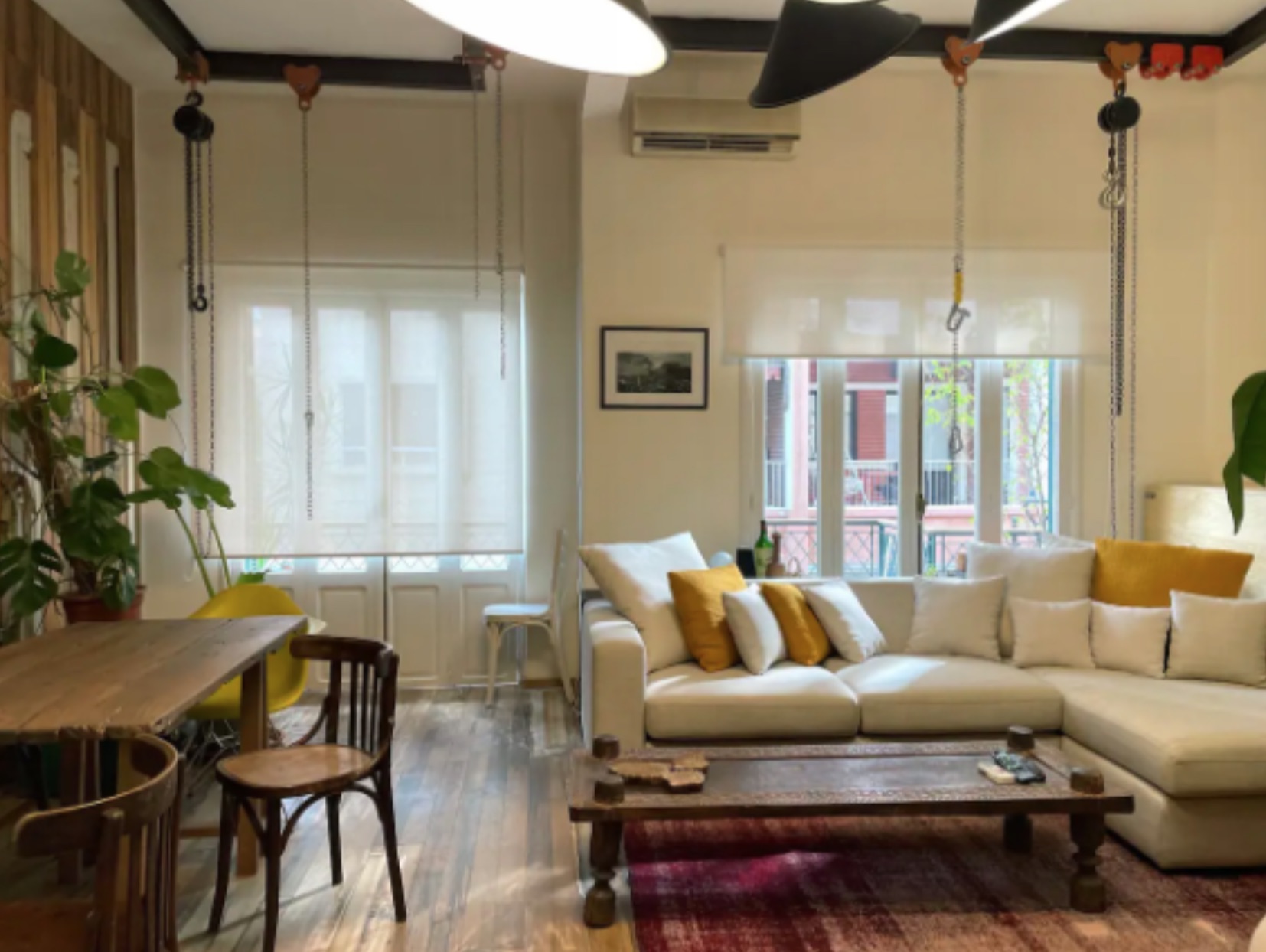 Designer’s 1BR apt in Gemmayzeh 24/7 Power