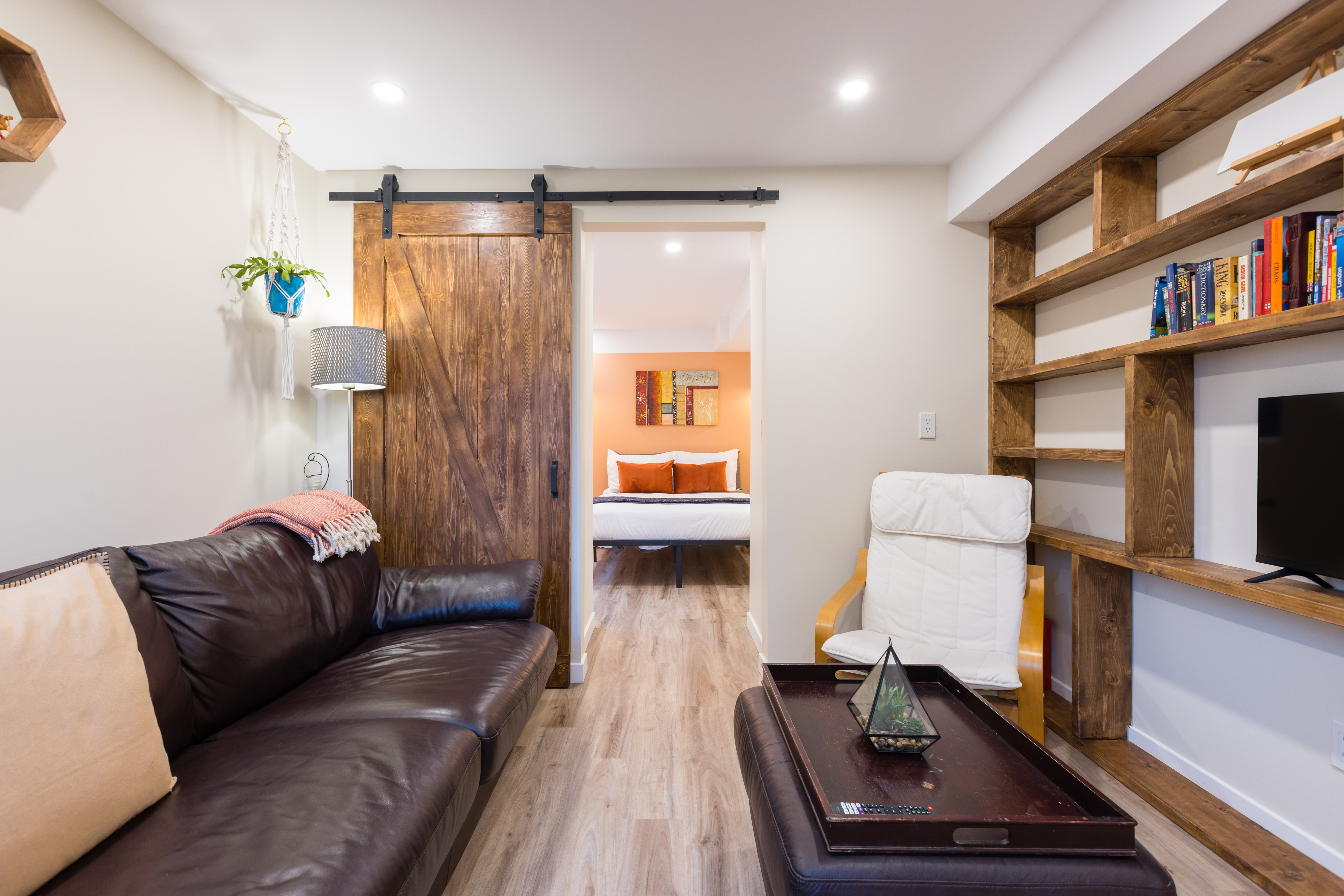 Cozy 1BR Suite, King Bed, SkyTrain & Free Parking
