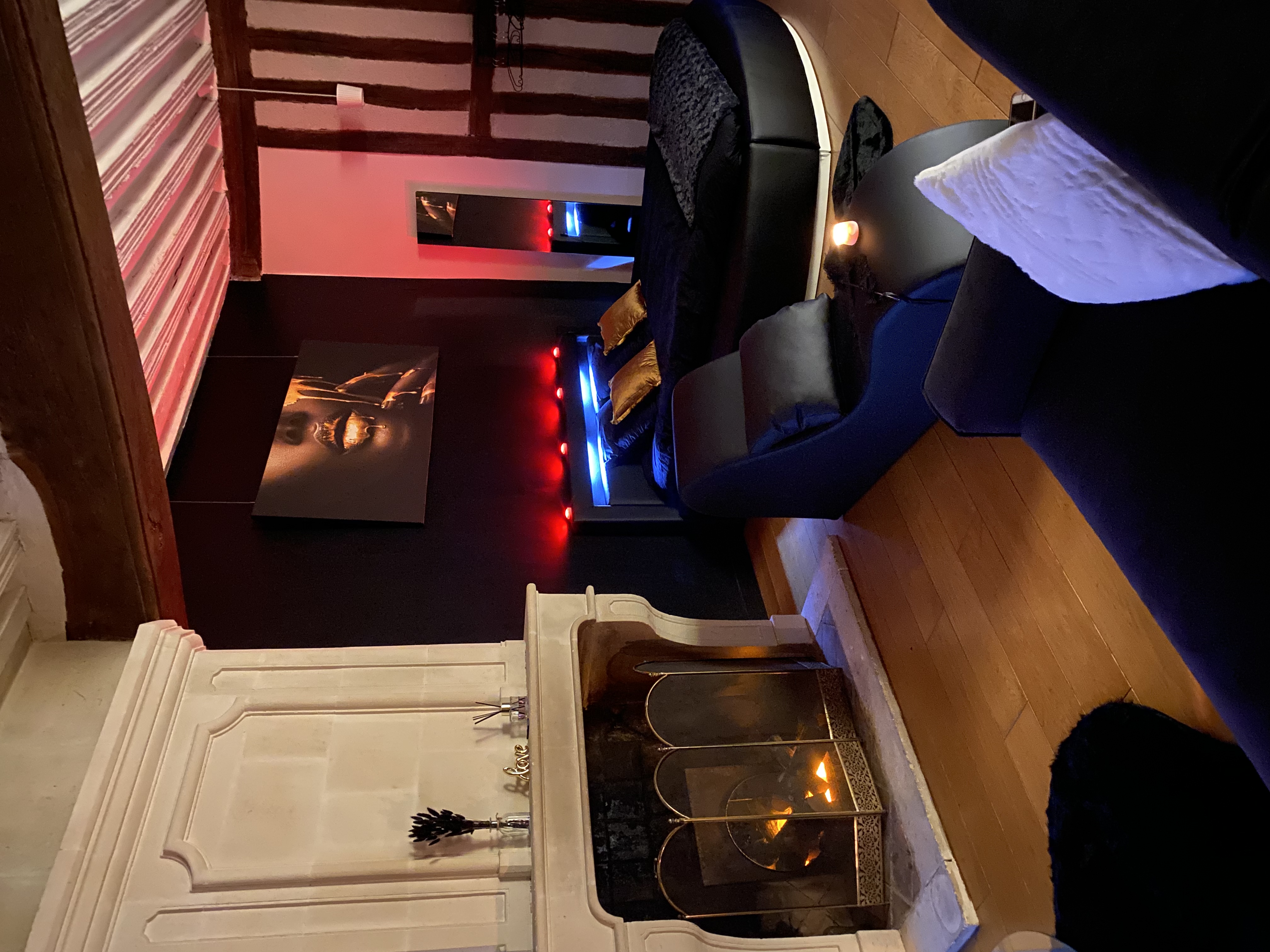 Romantic loft,hot tub,center
