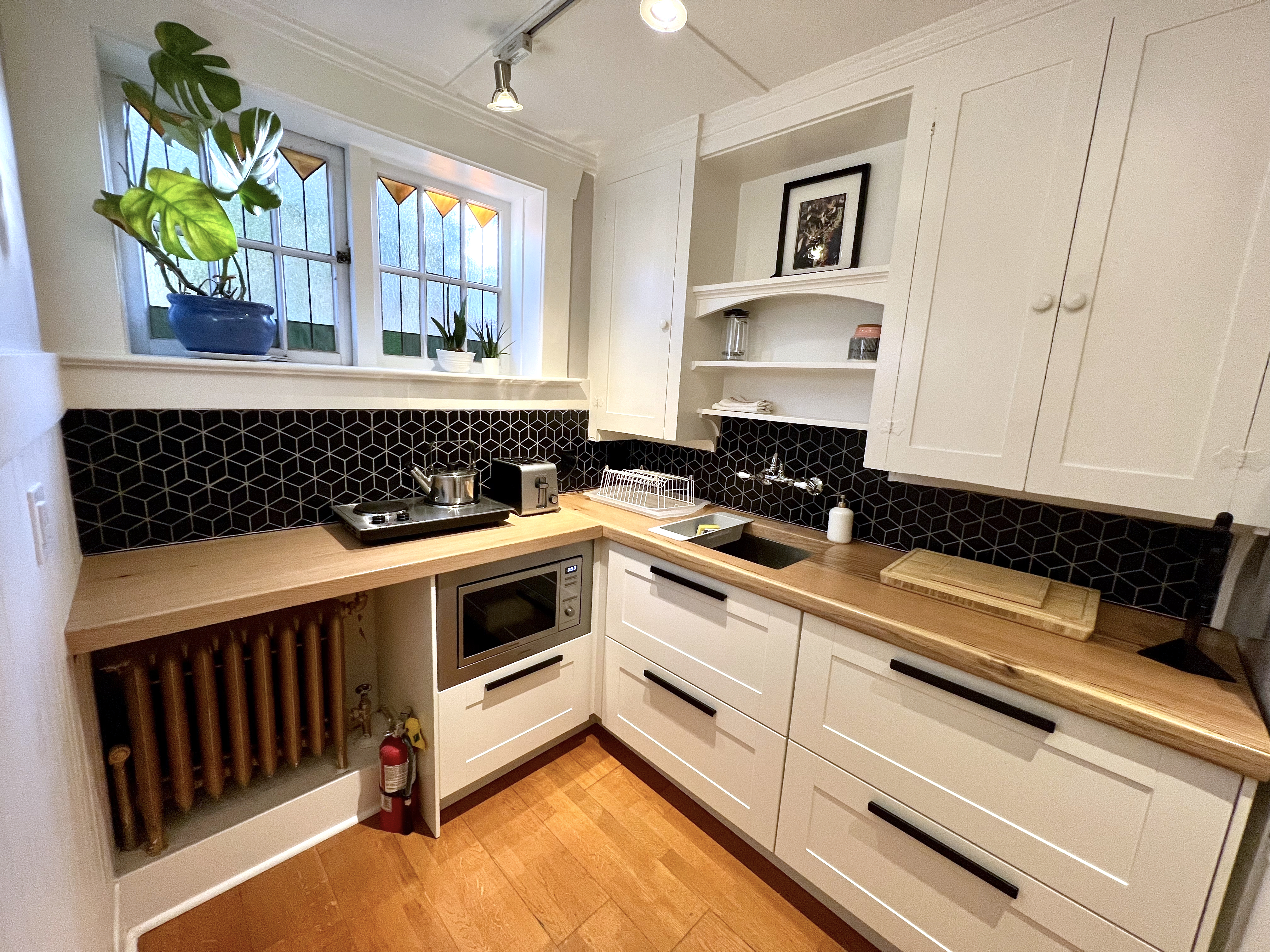 Quiet Kitsilano Garden Suite | 10 min to Downtown
