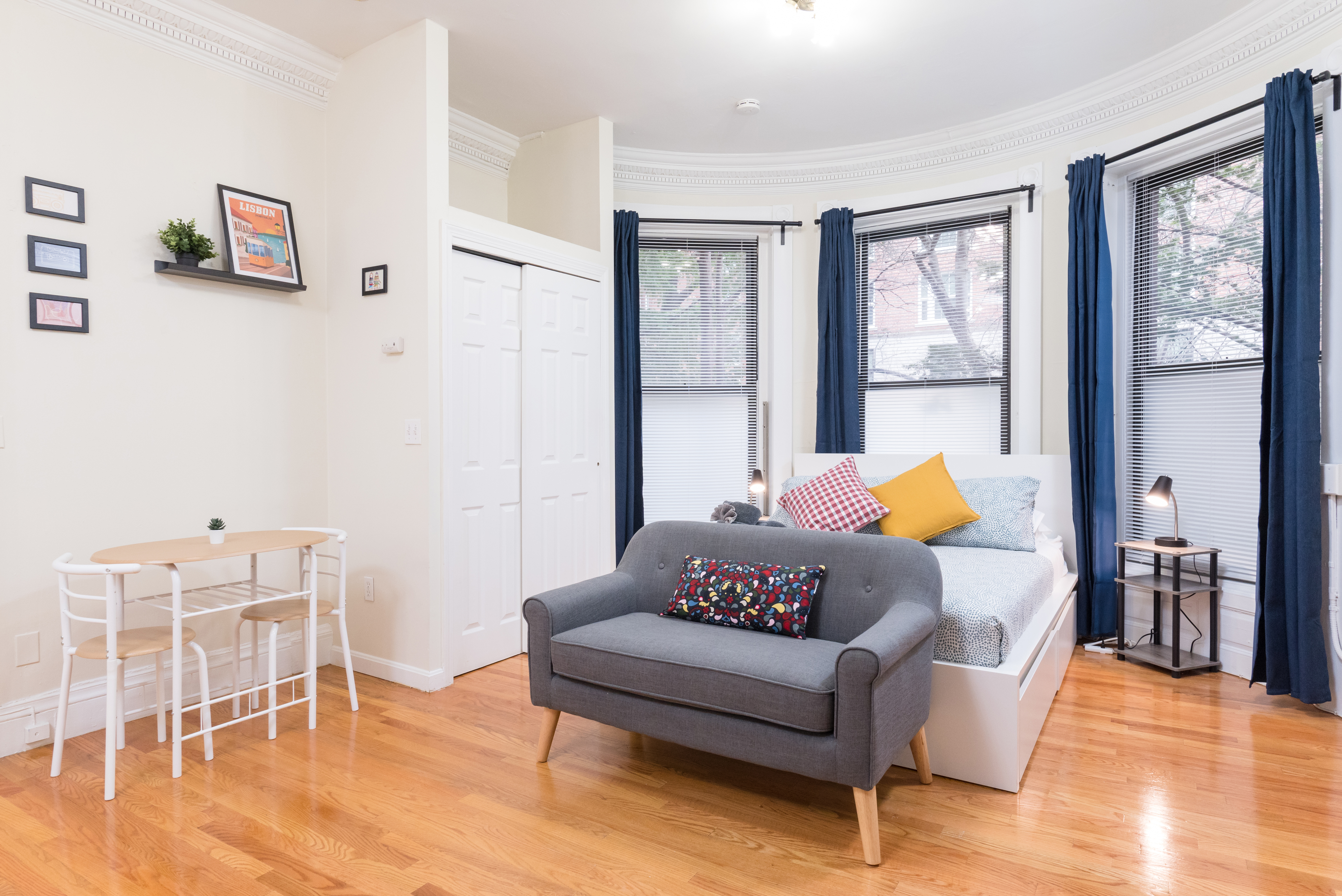 Walk! Location! Steps from the T! 1 bed 1st floor!