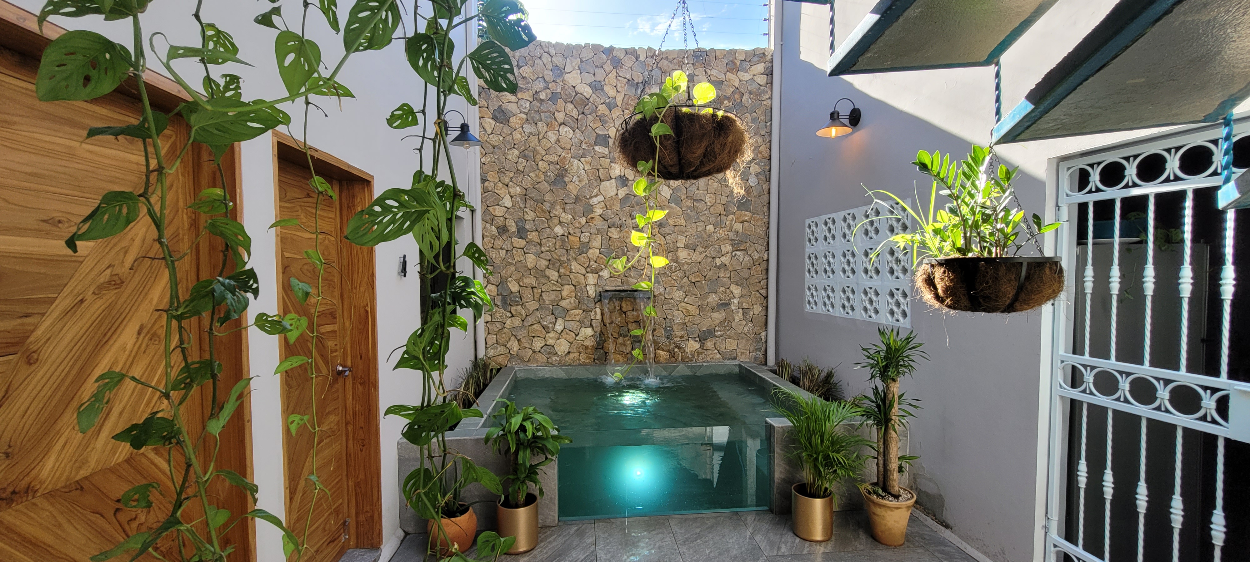 Modern Apartment. In Town & Peaceful w. Hot water