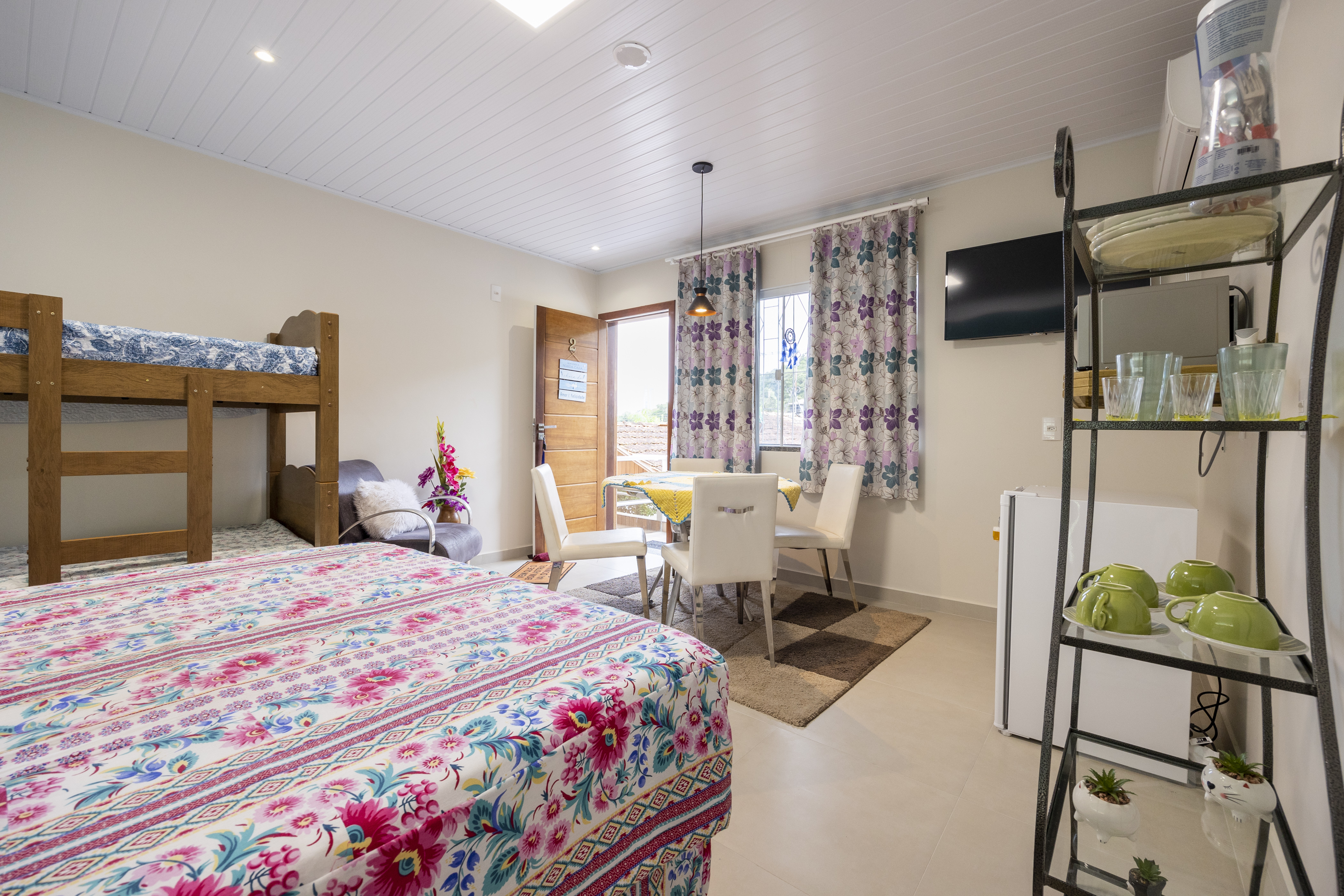 SUITE N⁰ 03 with private bathroom: up to 04 people
