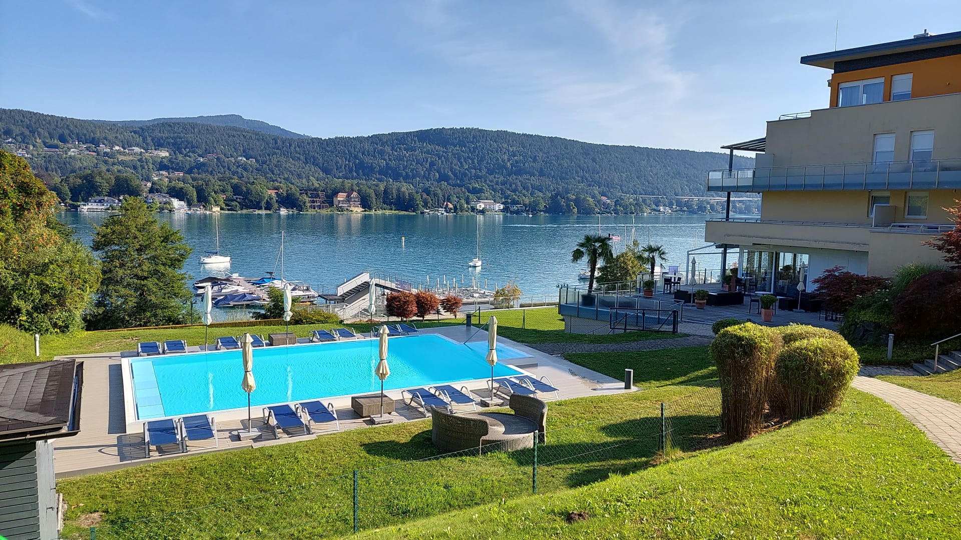 Luxury apartment with lake access