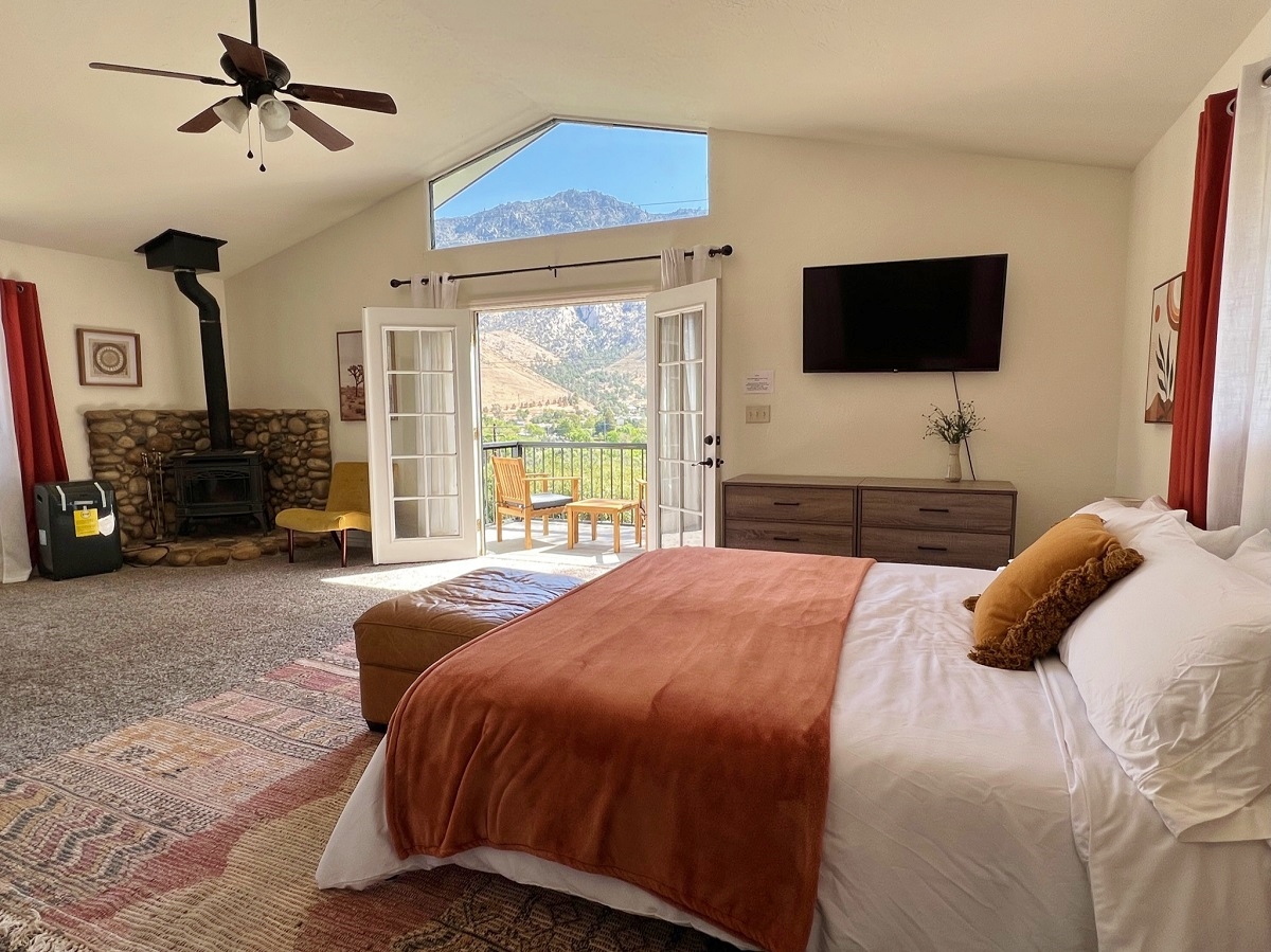 Cozy Nest with Mountain Views!