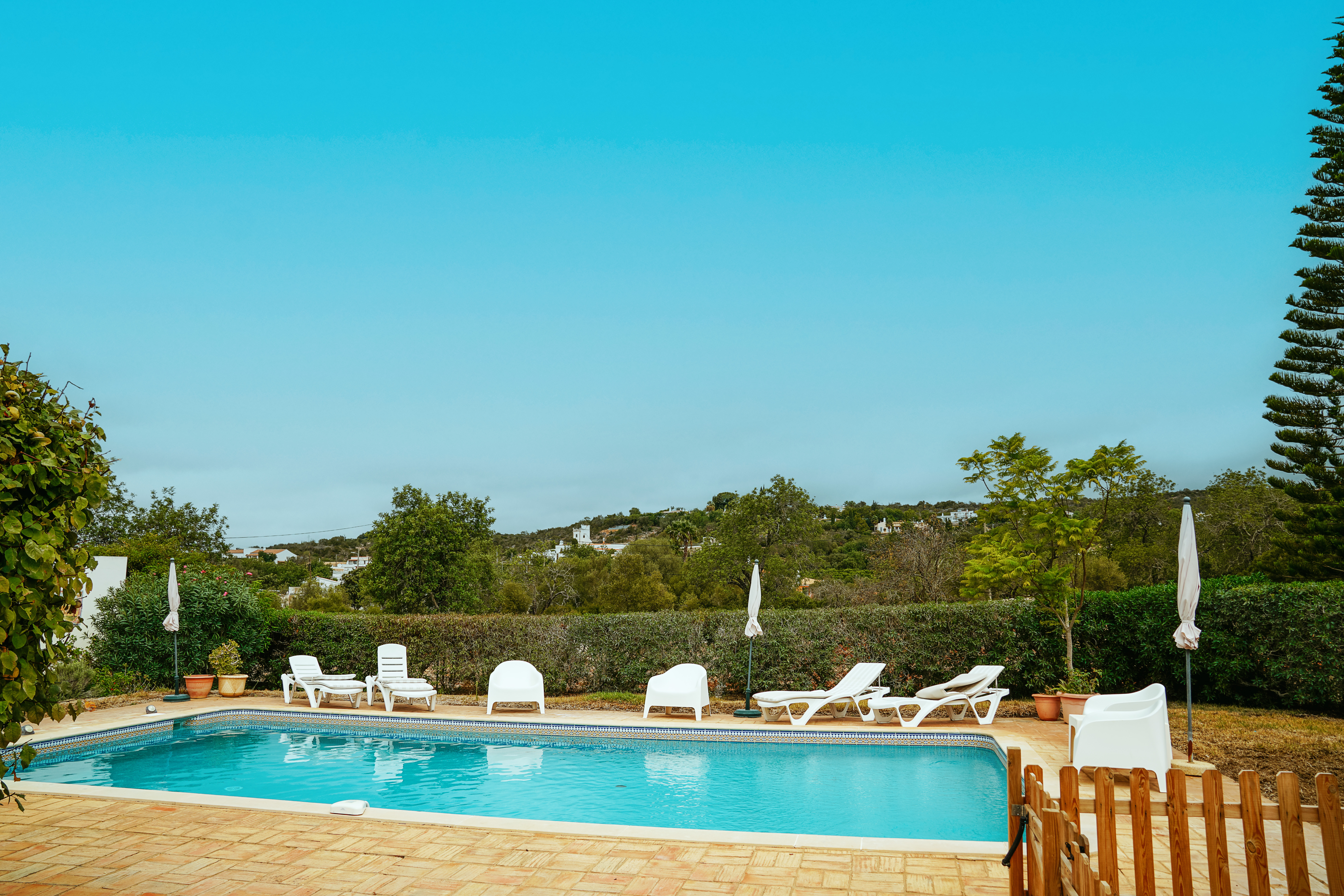 Quiet apartment with pool 10 min from the sea