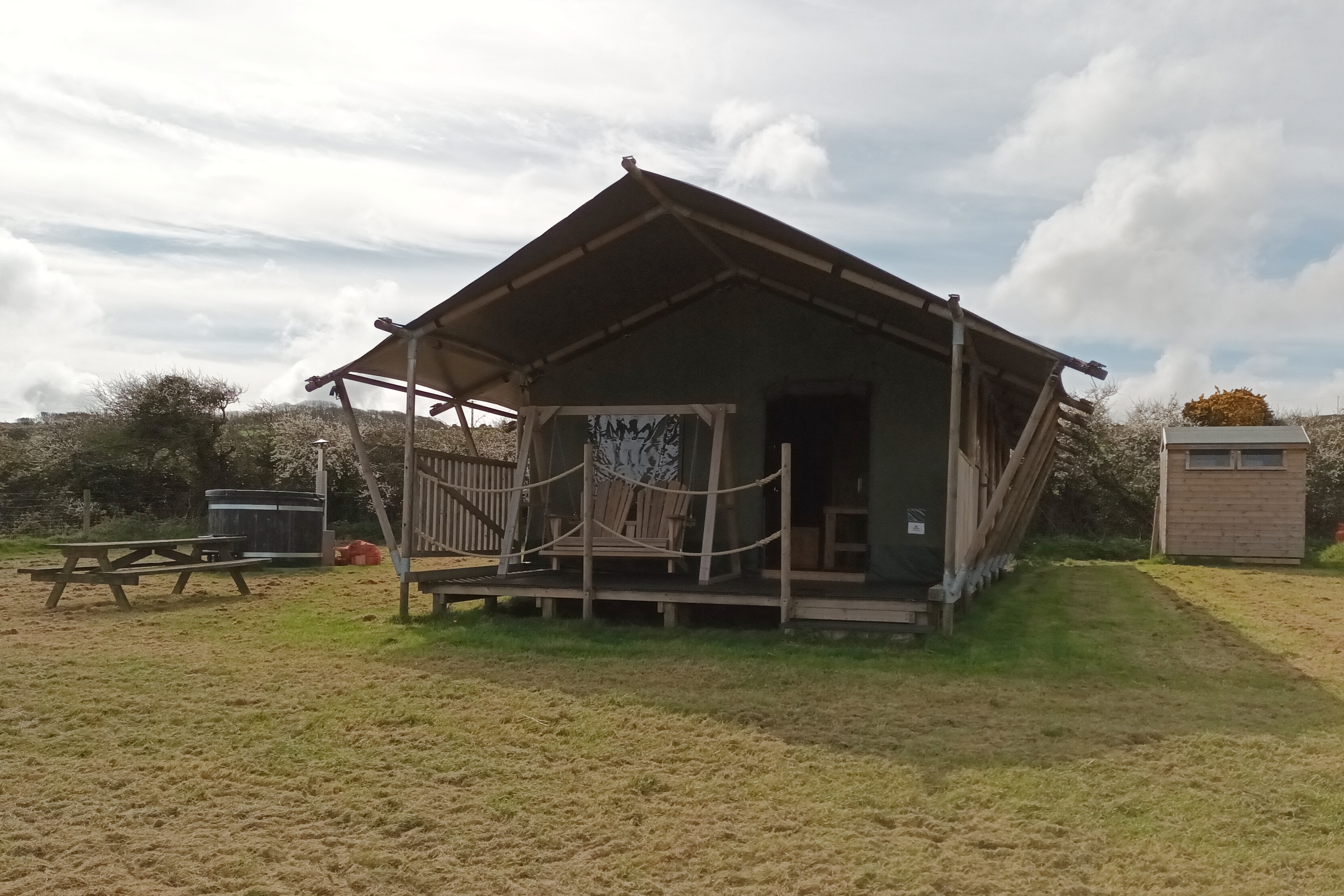 *Safari Tent with hot tub & sea views *Farm Stay