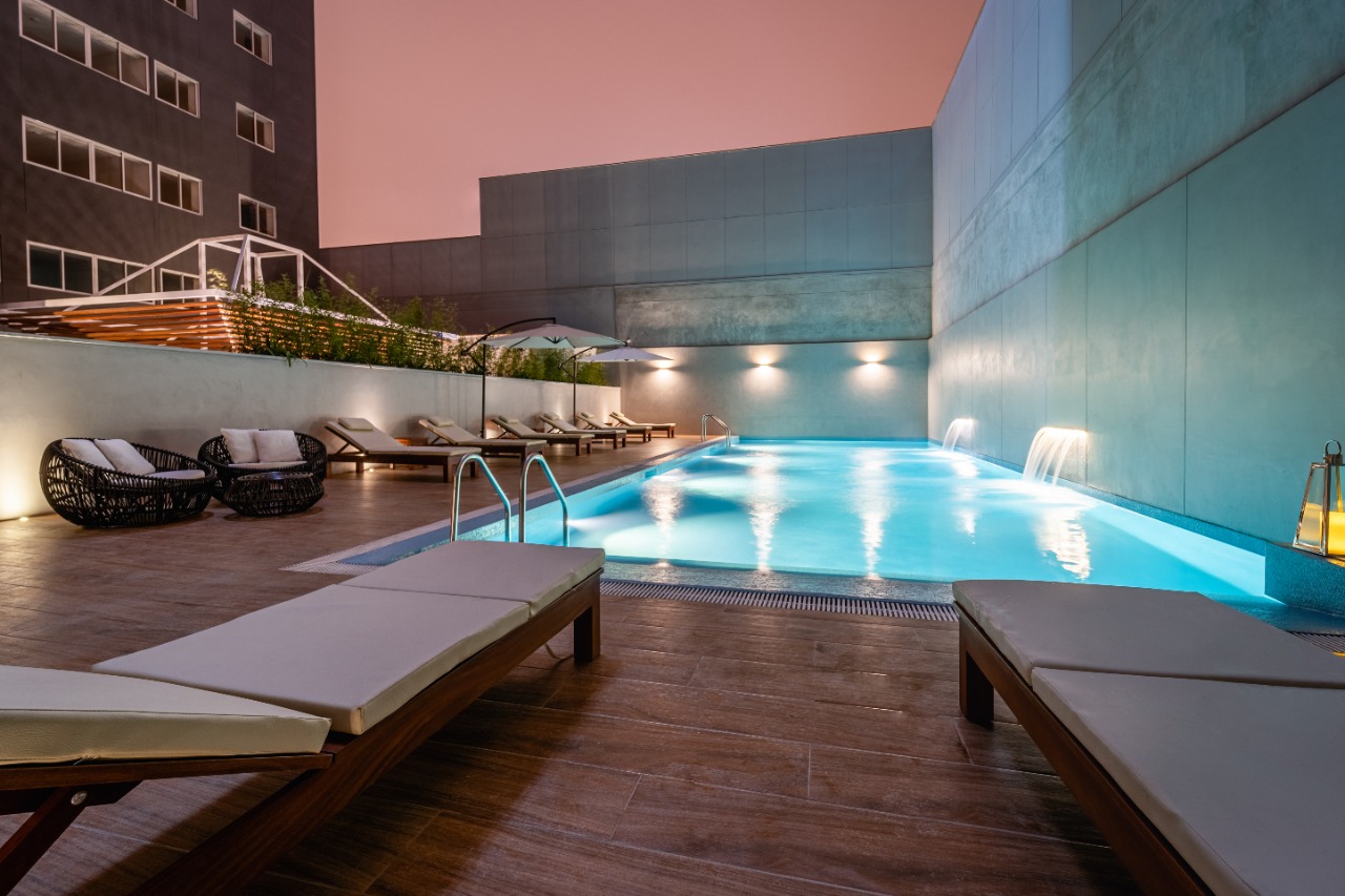 Modern 2 bedroom with a pool