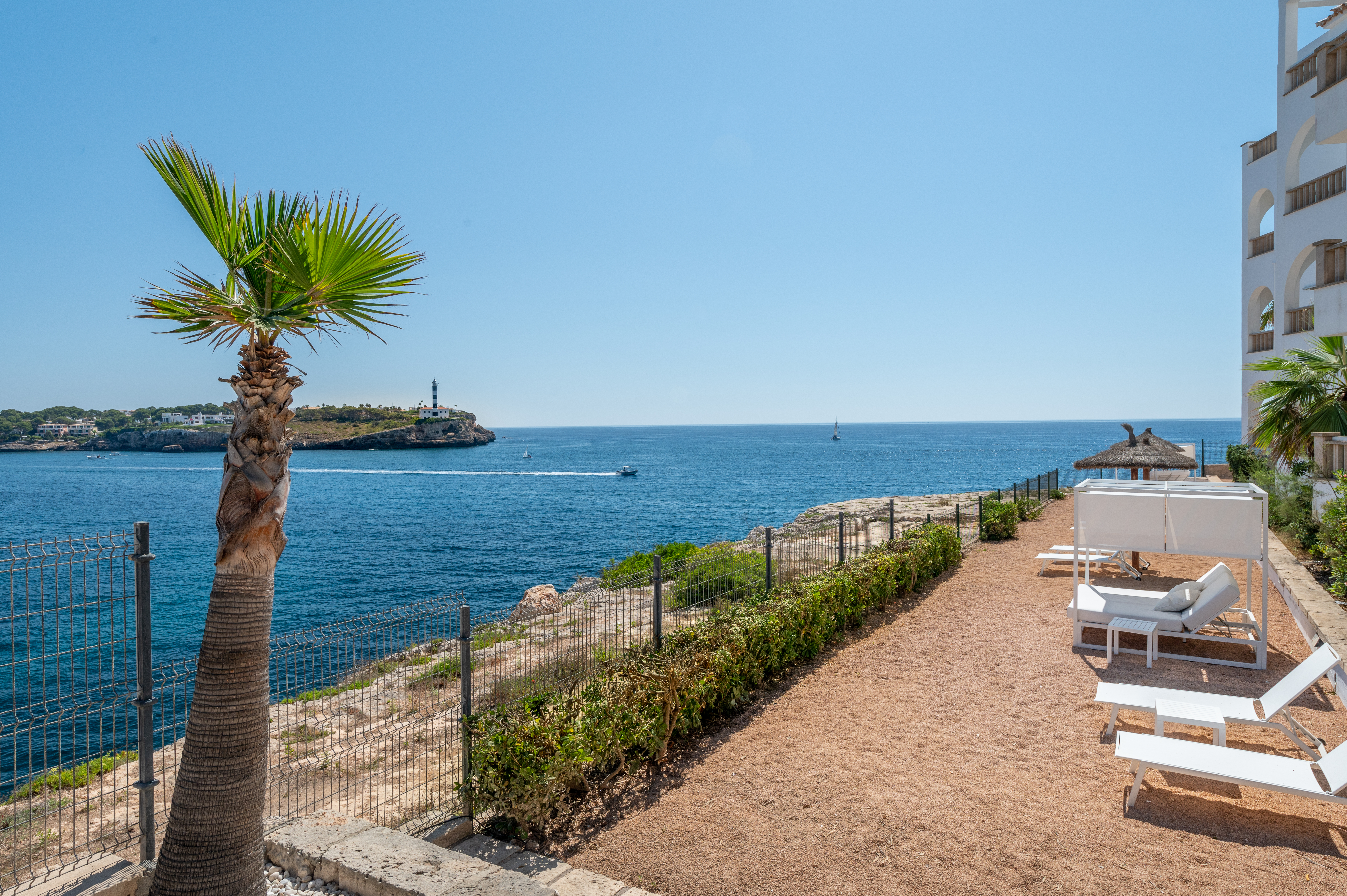 Apartment with pool view in front of the sea