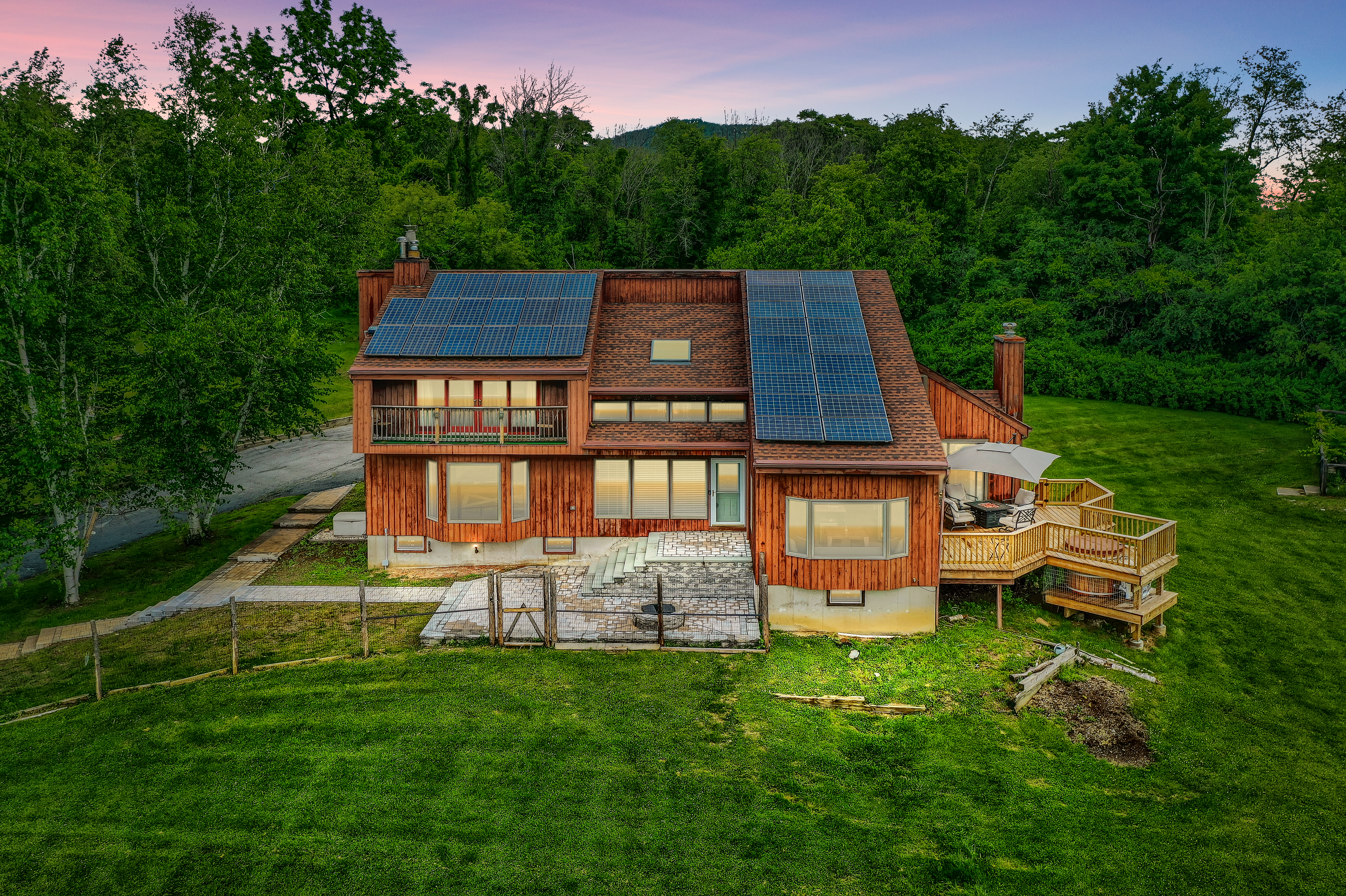 The Hilltop • Fenced 8-Acre Dog-Friendly Retreat