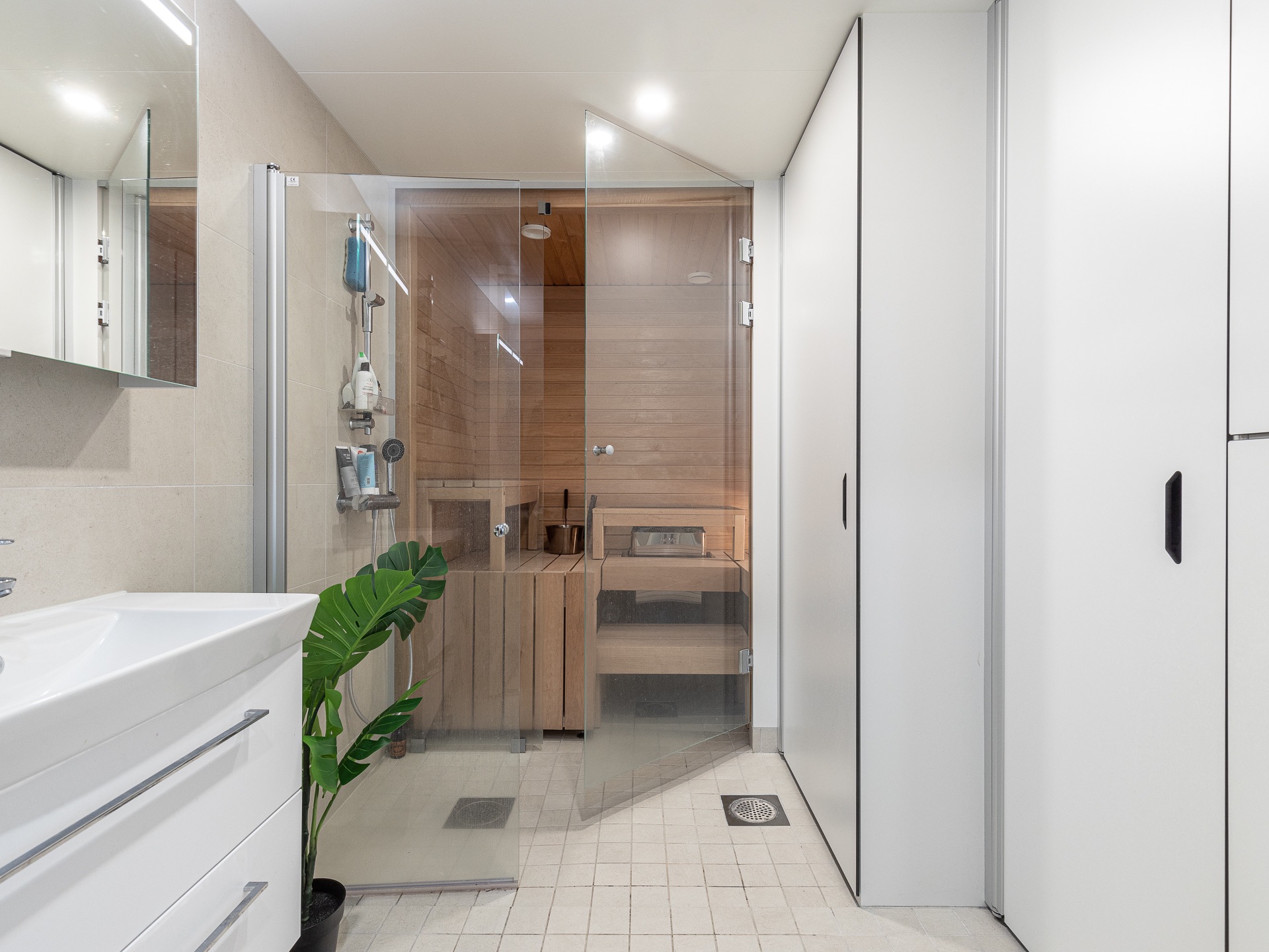 Cozy top-floor triangle with sauna.