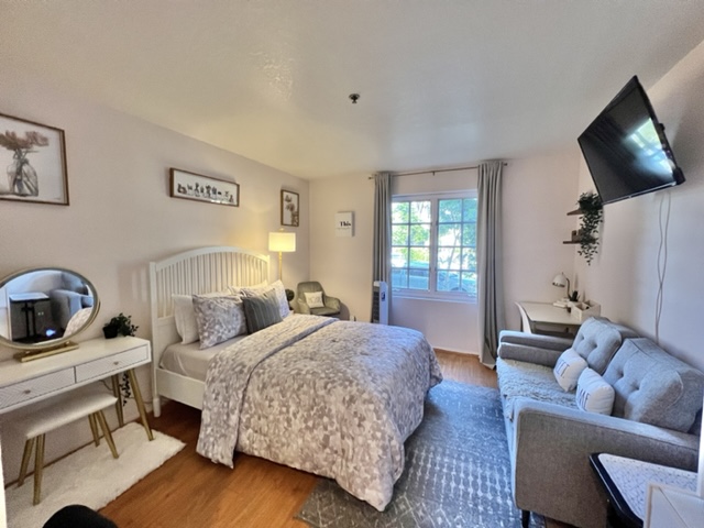 Lovely Bedroom - Just a few blocks from the Beach