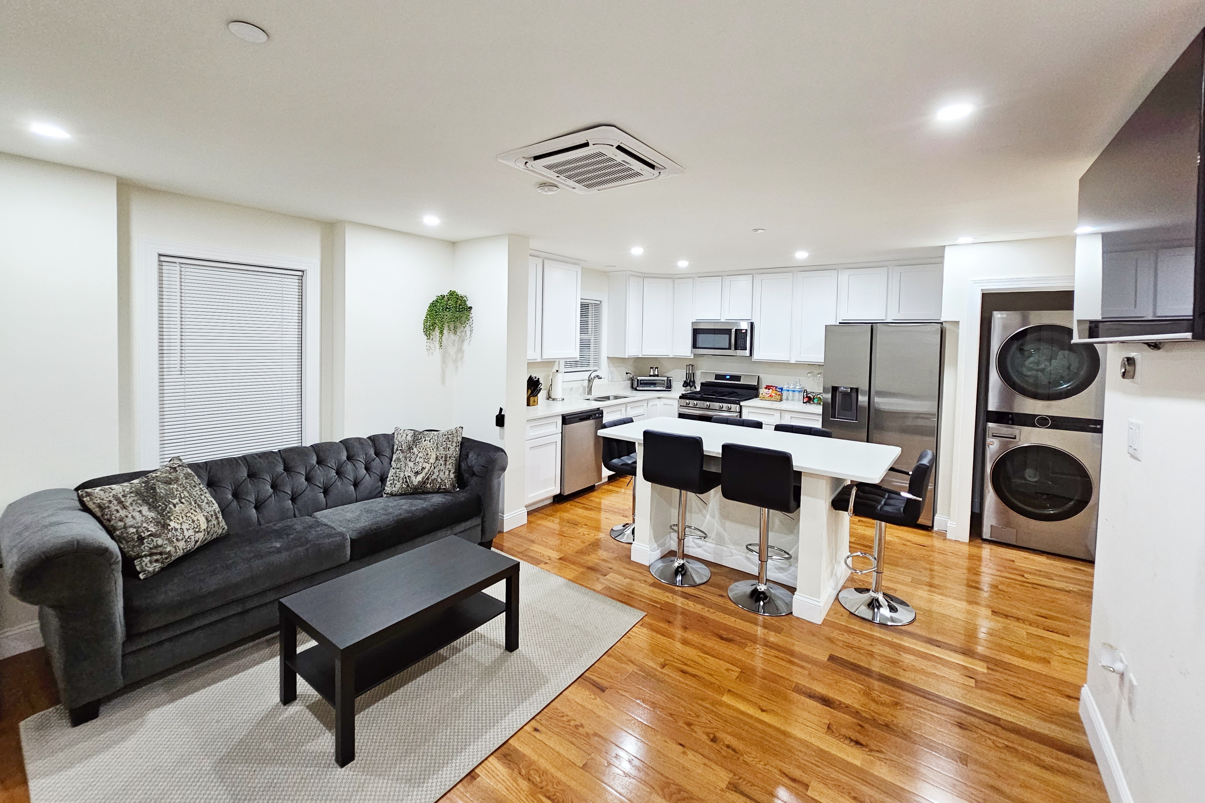 3-Bedroom Apt (9W2) 20-Minuite To Downtown Boston